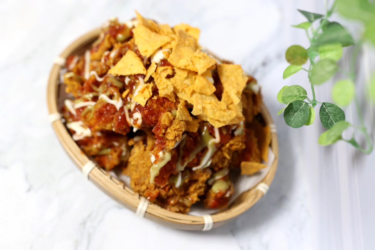 #랜선미식단선정 #자담치킨

오늘따라 이국적인 신선한 맛이 땡기는날이라
#자담치킨상동중동점 에서 #티키타코치킨
챙겨서 저녁에 #치맥 타임 나쵸칩과 함께 맛남
🍻맥주가 그냥 술술 넘어 가는 맛이네여 
포장해서 오는데 차안에 냄새가 솔솔 못 참겄더라구요

🌮 티키타코치킨 <자담치킨>
🥑 살짝 매콤한 과카몰리소스
🍅 달콤한 토마토소스 
🥛 새콤 부드러운 사워크림 
🍗 치킨위에 세개의 소스가 함께
🥙 바삭한 나초칩 토핑까지 올리면 바삭 하니 굿 

#자담치킨조정석 #자담치킨신제품 #맛나다그램 
#조정석치킨👍#치킨 #치느님 #사워크림 #과카몰리소스 
#나초칩 #나쵸칩 #자담치킨메뉴추천 #스페셜치킨
