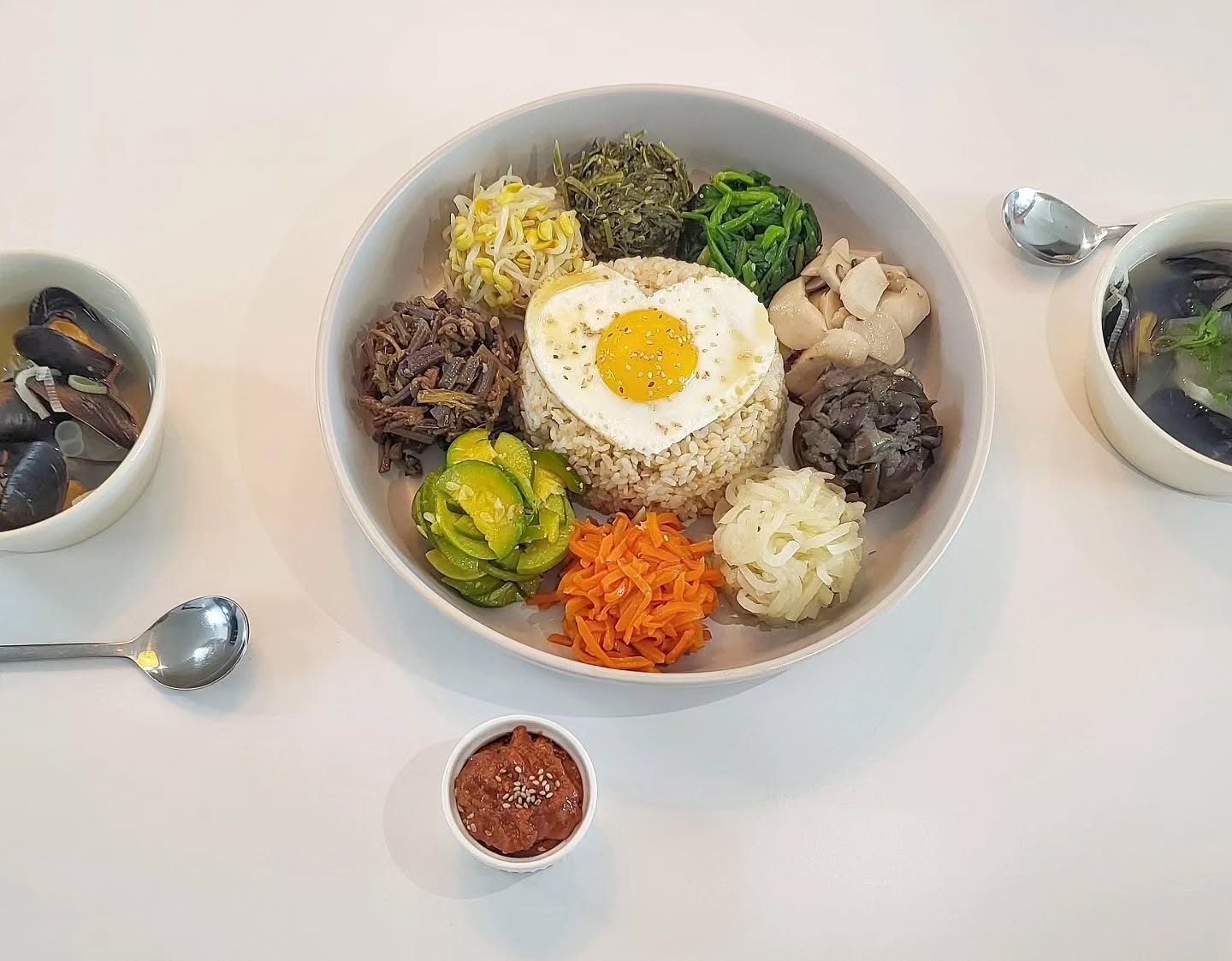 .
주말 아점메뉴 비빔밥 홍합탕
아들의 최애 메뉴 비빔밥💕💕 
비빔밥은 양푼에 비벼먹는 것이 국룰이나 오늘은 이쁘게 플레이팅해서  냠냠 💗💗
.
#주말아점메뉴#비빔밥#홍합탕#주방소품#주방인테리어 #주방스타그램#워킹맘일상기록#피곤쓰💤😴😪#인테리어취미#인테리어소품