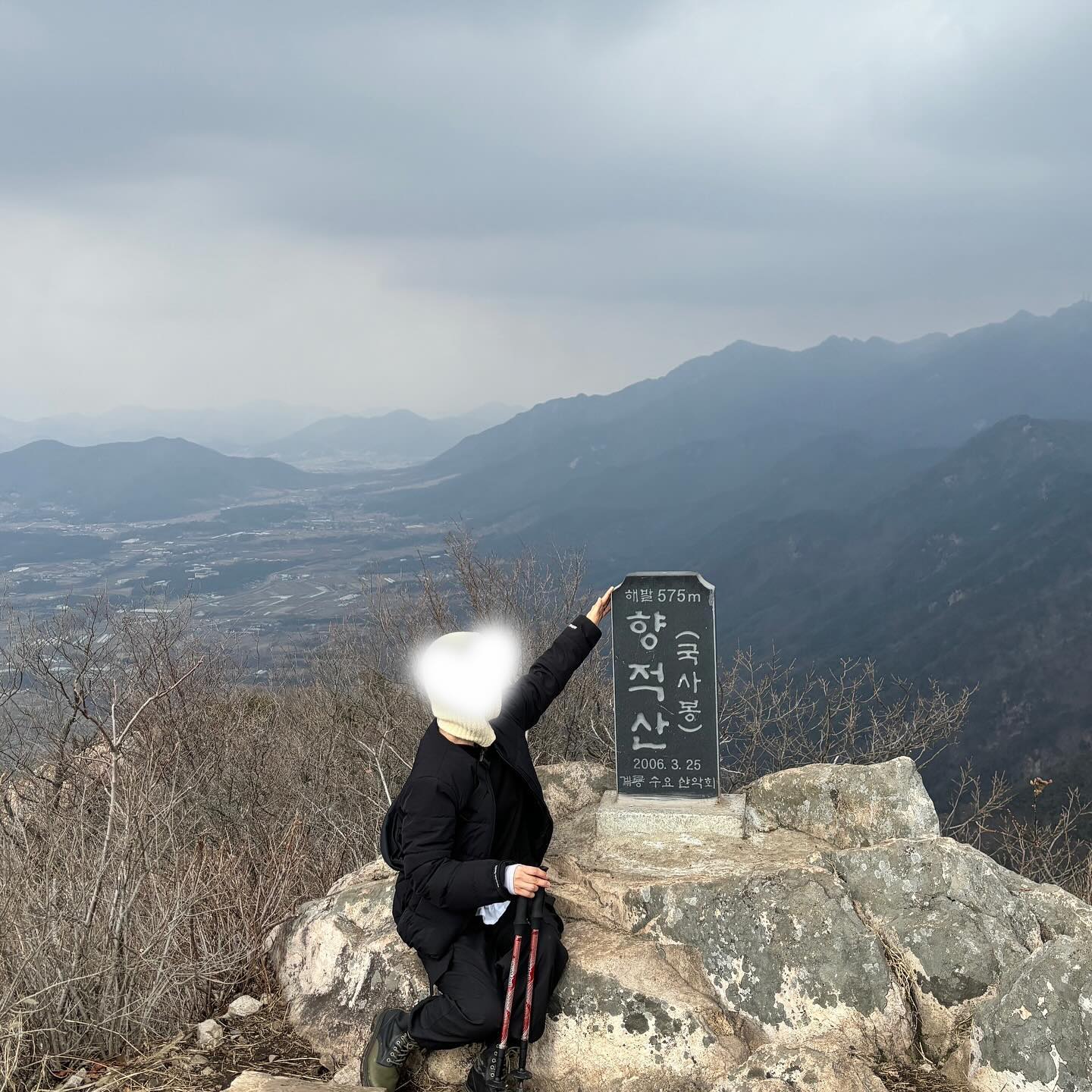 1.28 향적산 국사봉 등산 🏔️

돌아오는 주말에는 600m 이상 산으로 👣

비오는날 아닌 이상 더이상 낮은곳은 못가는거임 

하고싶어서 시작한건 아니지만, 오기로 가는중
등산을 3월 늦으면 4월 까지밖에 못가는데 그때까지
민주지산 찍고 오는게 목표다🥾
이후에도 결과 안좋으면 또 등산해야지 뭐 

원래 식물도 펫로스때문에 시작한건데, 지금은 그것도 무의미 하다. 있는 애들이나 키우고 정비해서 판매예정
주마다 산에가니까 은근 잼있다. 

매일 만보걷기+주1회 등산 중

#운동 #정신심폐소생중 #주말 #오등완 #향적산 #국사봉 #향적산⛰️ #향적산정상 #향적산등산 #등린이