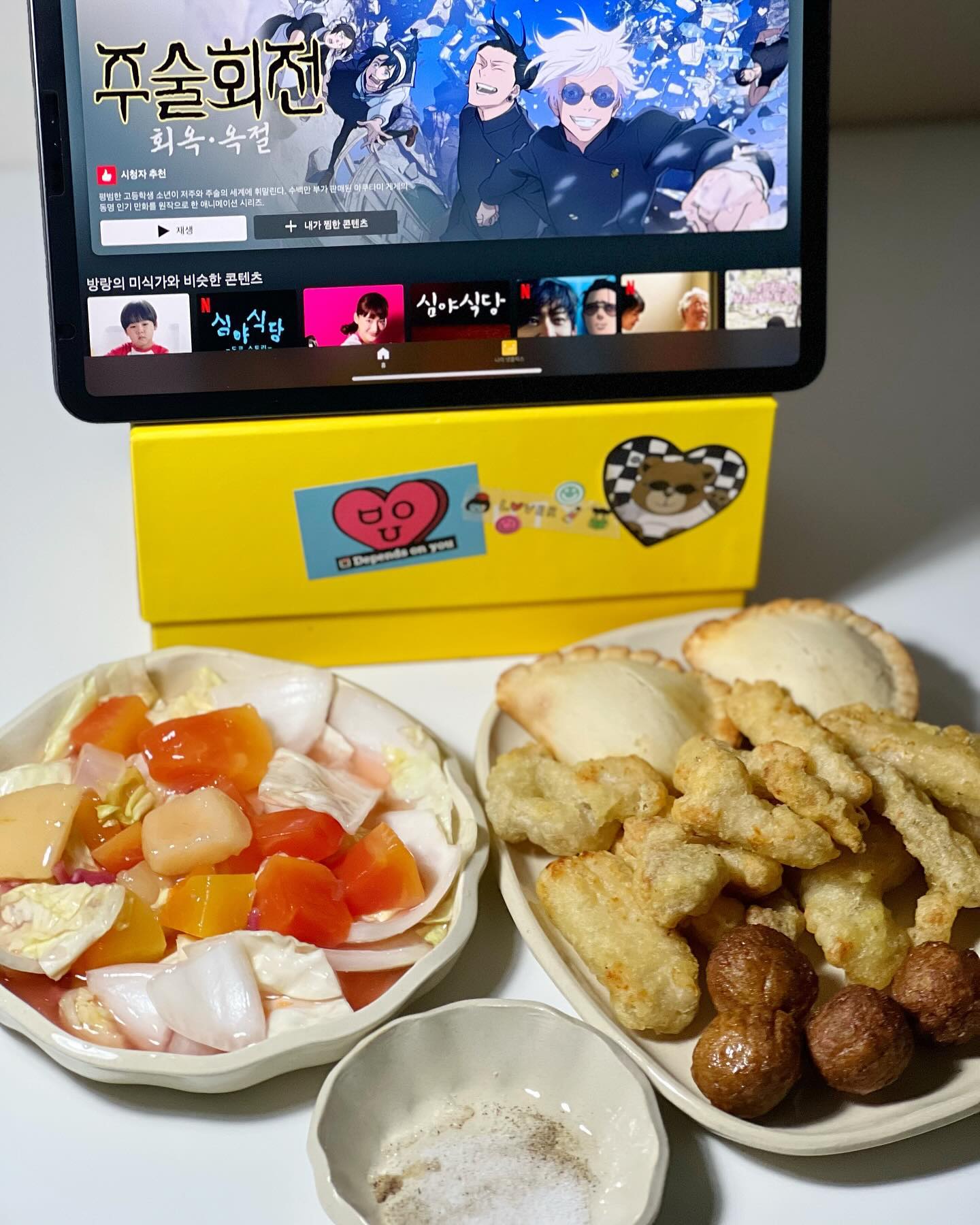 #협찬 #먹태시대
-
보통의 후르츠 칵테일과는 다르게
코코넛 밀크가 베이스인 후르츠 칵테일이에요
저는 탕수육 소스에 넣어 조리해 먹었는데
과육이 진짜 커서 얼마나 식감도 좋고맛있던지... ᰔ
화채나 과일 샐러드, 요거트에 넣어 먹어도 맛있는데
그냥 먹어도 짱맛입니다
요새 술안주로 락앤락에 담아두고 계속 먹는 중😆

✔️개봉했을 때 코코넛 밀크의 수분층과 오일층이
분리되어 있을 수 있는데 캔 따기 전 흔드시거나
따른 후 잘 섞어주시면 됩니다
냉장 보관시 오일층이 굳는 것도 상온에
잠시 두시면 금세 녹아요

τнänκ чöü♥ jungjinfood_official

-
-
#정진푸드 #후르츠 #후르츠칵테일 #통조림 #과일 #술안주
#안주 #안주스타그램 #먹스타그램 #탕수육 #술스타그램