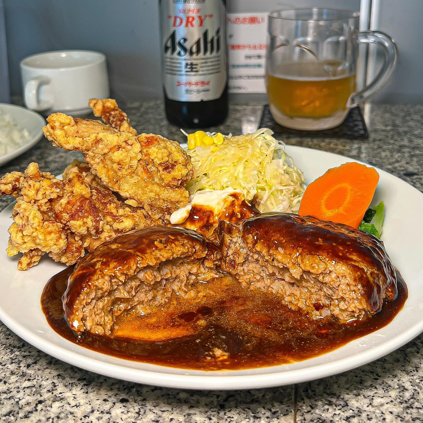 ⠀⠀
오사카 여행에 참고하면 좋을 오사카에서 먹은거 몇개
맛있는거만 먹는 왕후로의 또간집🐤
⠀
⠀
1 2 #四ツ橋カフェハンバーグ 요츠바시 카페

오사카 남바완 함바그집 << 설명 끝, A5 등급의 사가규로 만든 함바그의 육즙촵촵 육향폭발 포포몬쓰.. 더이상의 칭찬이 필요없음, 가라아게가 아싹하니 기가막히니 꼭 세트로 드세요.
⠀
⠀
3 4 #ピッツェリアダティグレ 피제리아 다 티그레

5년연속 미쉐린가이드에 선정된 나폴리피자집, 심플해서 좋고 심플해서 도우의 퀄리티를 더 잘 느낄 수 있다, 한끼 식사로는 조금 부족하고 2차뛰기 좋은 집, 콰트로포마지와 디아볼라 강추.
⠀
⠀
5 6 #豚足のかどや 족발의 카도야

난바역 근처 족발과 꼬치요리를 전문으로 하는 술집, 대낮에도 만석일만큼 인기가 있다, 하얀 족발에 맛소금 살살 쳐서 먹으면 극락, 꼬치류도 3개 600엔이라 가성비도 훌륭하다, 아사히 큰 병맥 꼭 시키자, 한국어메뉴판 있음.
⠀
⠀
7 #カレーコンドル Curry Condor

나의 인생카레, 호불호가 있을 수 있는 산미있는 카레이지만 한번쯤은 먹어봤으면 하는 집, 오사카 간 김에 먹는게 아니라 카레 먹으러 가는 김에 오사카에서 놀고 오는겁니다.
⠀
⠀
8. #マボカリ 마보카리

이름에서부터 보이다시피 마보(마파)와 (카리)카레의 조합이 재밌는 집이다, 올라간 토핑 돈까스는 그냥 구색용 냉동이지만 마파두부 카레는 너무나 중독성있는 맛, 난바 본점 이외에도 두곳이 더 있다.
⠀
⠀
9. #心斎橋サンド 신사이바시산도

저녁 6시부터 새벽 5시까지 오로지 포장만 가능한 산도집, 사알짝 와사비향이 스쳐가는 타마고산도와 찐한맛의 안심카츠산도 강추, 술먹고 숙소 들어가면서 먹으면 맛 두배인거ㅇㅈ?
⠀
⠀

#왕프로오사카 

#오사카여행중 
#오사카여행코스 
#오사카맛집추천
#오사카맛집투어
#오사카맛집투어大阪
#신사이바시맛집