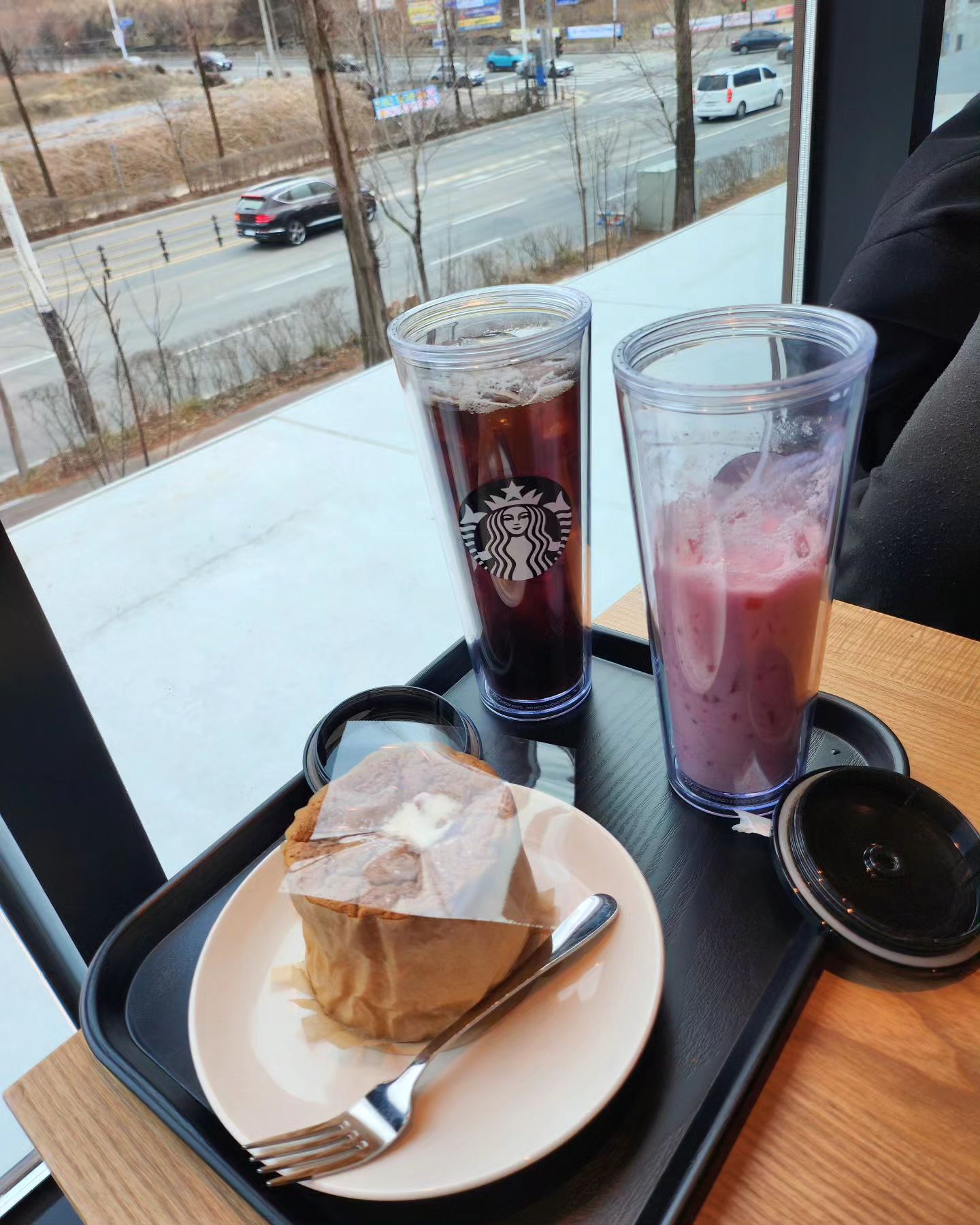 집앞 스벅오픈~
걸어서 2분이면 올수있고 집에서 사이렌오더 주문가능~
오픈날 늑장부리다 오픈머그는 겟 못함 ㅜㅜ
아주아주 속상하다~

#스세권 #스벅오픈 #커피스타그램 #자주올께 #주말스타그램