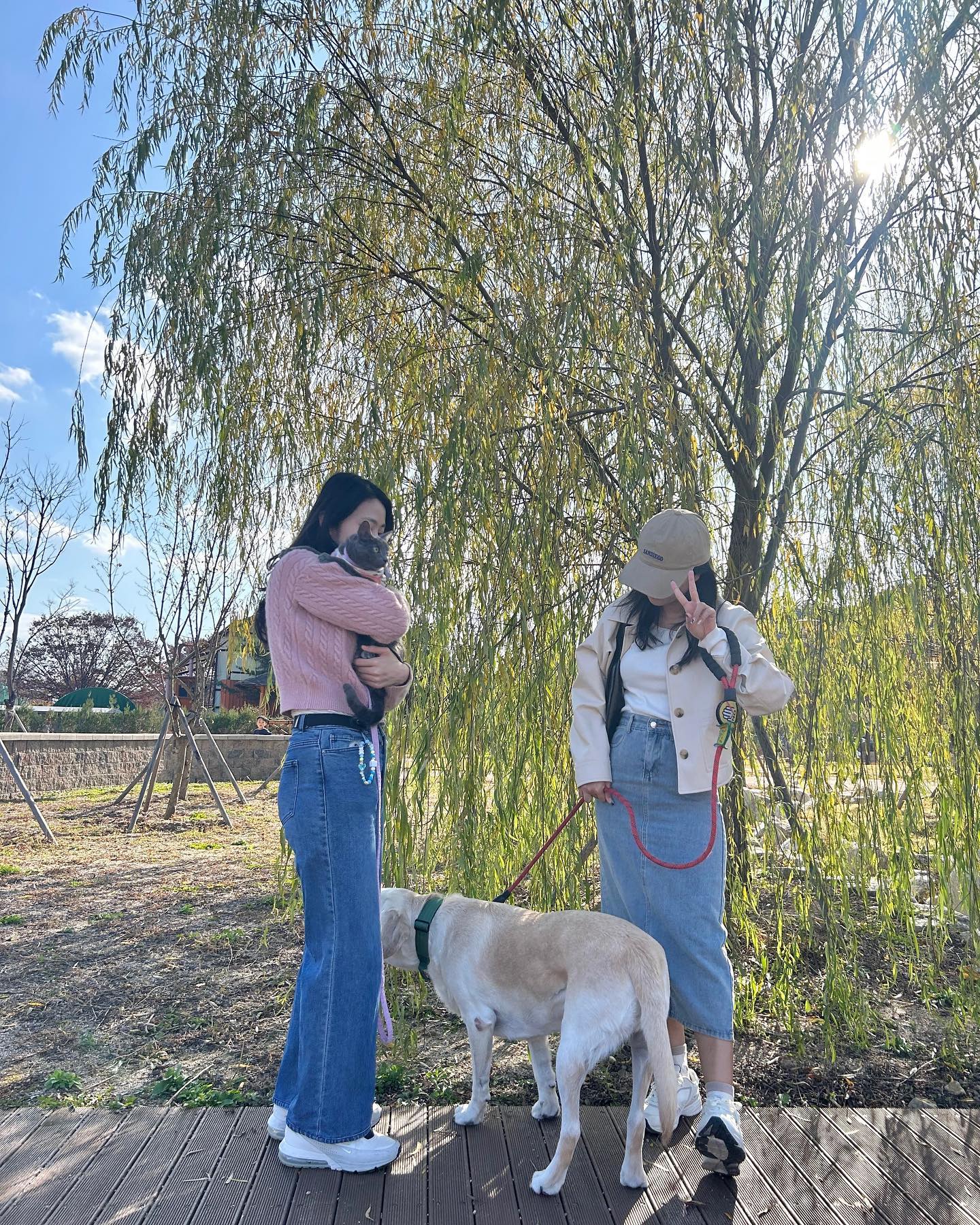 지난주 주말 크림이와 코코, 엄마, 큰누야, 작은누야랑 나들이 다녀온 사진 이제야 올려용💜

저중에서 유일한 수컷은 크림이뿐이라는거😂😂

그래서 그론가 공주님들은 사진찍기 바쁜데 크림이 혼자 협조를 안해준답니다🤨❣️

사진 잘찍는 댕댕이들 댕부러워용🥲🩷🩷🩷

.
.
.

#의림지 #대형견 #리트리버 #러시안블루 #강아지 #고양이 #산책냥 #산책냥이 #산책고양이 #산책 #강아지산책 #고양이산책 #댕댕이 #댕댕이그램 #댕스타그램 #강아지그램 #냥스타그램 #냥냥이그램 #고양이그램 #멍스타그램 #멍팔맞팔 #멍팔 #냥팔맞팔 #냥팔 #맞팔