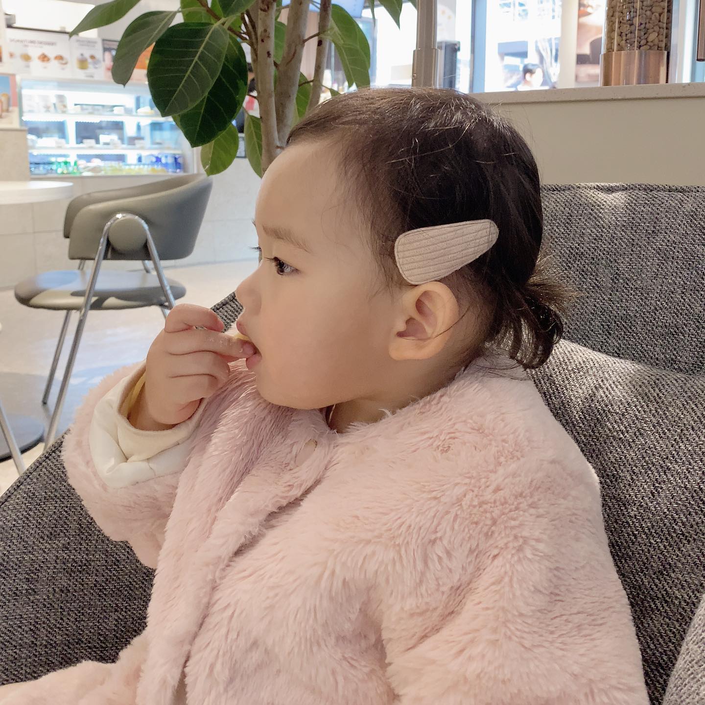 🩷

카페 주문하고 기다리다 잠깐 걸으러 나갔는데
울애기 꽈당 넘어져서
입술 콩 하고 #순소대 찢어짐 😭
짱구이마라 항상 이마먼저 다쳐왔(?)는데..
오늘은 입술 먼저 냅다 박았나보다 ㅠ ㅠ 

피가 철철 나는데 많이 울지도 않고
치과에서 울지 않고 엑스레이 찍고
소독한뒤 의사샘 간호사샘께 인사 하고 나온
너는 정말 #유니콘 🦄

아기 다치니까 머리가 하얘져서 뭘 해야할지 모르겠더라
아쥼마 정신차려 ㅠㅠㅠㅠ

마지막 사진은 나 먹여주는 울애기ㅠㅠ 
어쩜 이럼 딸을 나았지ㅠㅠㅠㅠㅠㅠㅠㅠ