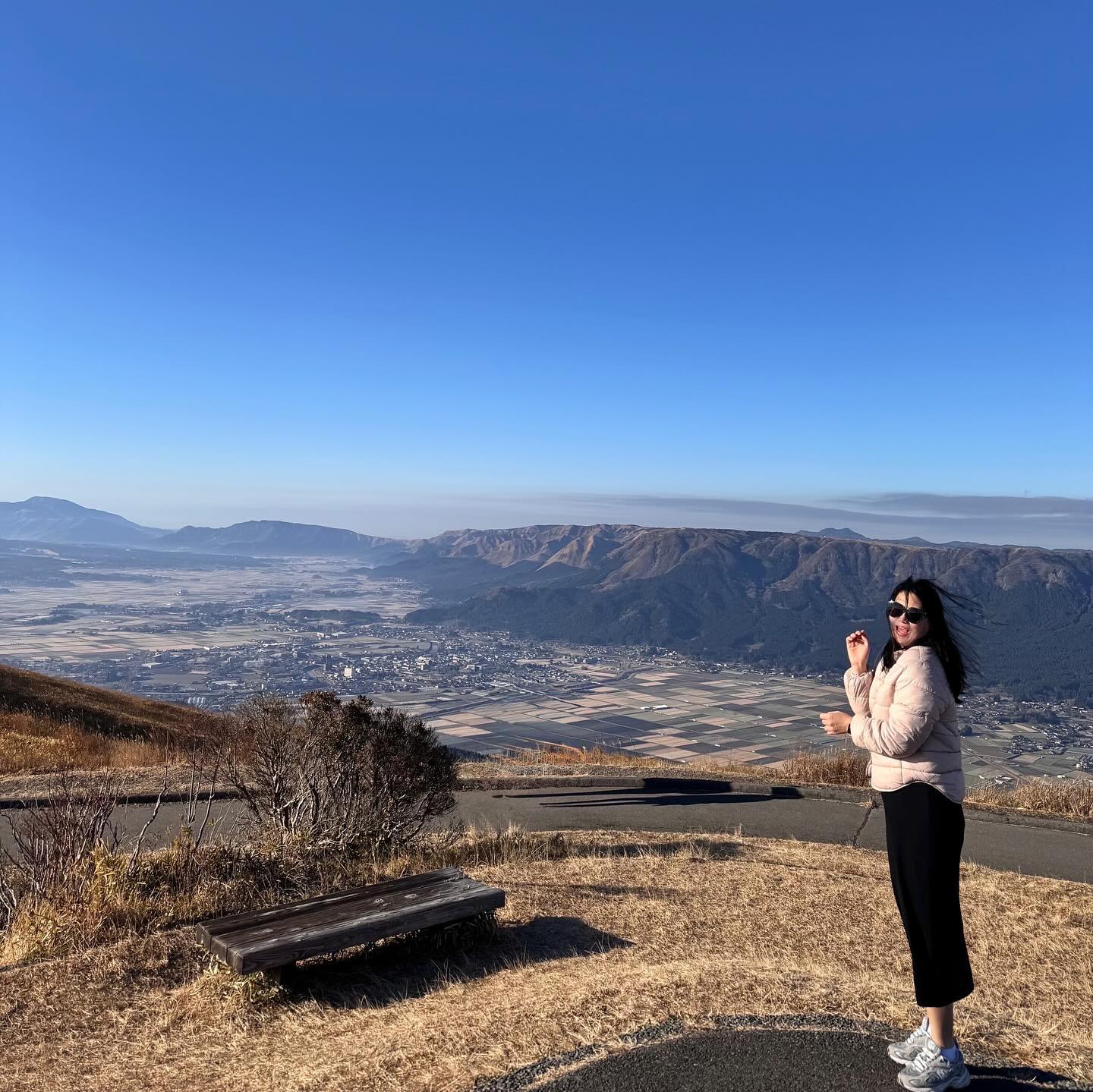 #런람이 #일본여행
.
저렇게 입었다가 다음날까지 컨디션 지지었다고 한다.
.
아소산 쿠사샌리 커피는 분위기 탓이었는지 커피 향이며 너무 좋아서 가루커피로도 삼☺️ 아메리카노 치고 비싼데 우리나라 분위기좋은 카페 커피값 생각하면 싼거네🥹
.
점심에는 토뉴 샤브샤브라고 우유샤브샤브? 라고 하는데🤢
.
#아소 #아소산 #대관봉 #쿠사센리 #아메리카노 #오이시 #구마모토 #여행이미친자 #여행에미치다 #여행에미치다_일본