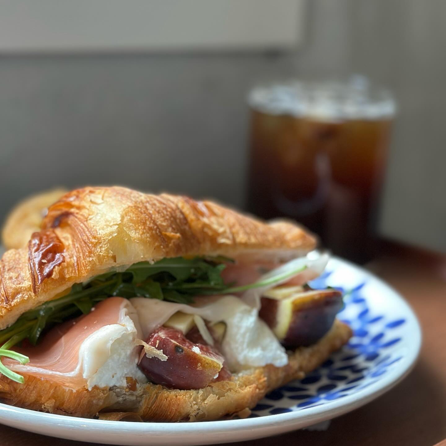 .
빵순이들 달려!! #파이한모금 
우송대에 파이로 유명한 맛집🥐
단골집인데 오랜만에 들려서 엄청 샀다!!
샌드위치도 맛있구, 파이는 말모😆♥️
