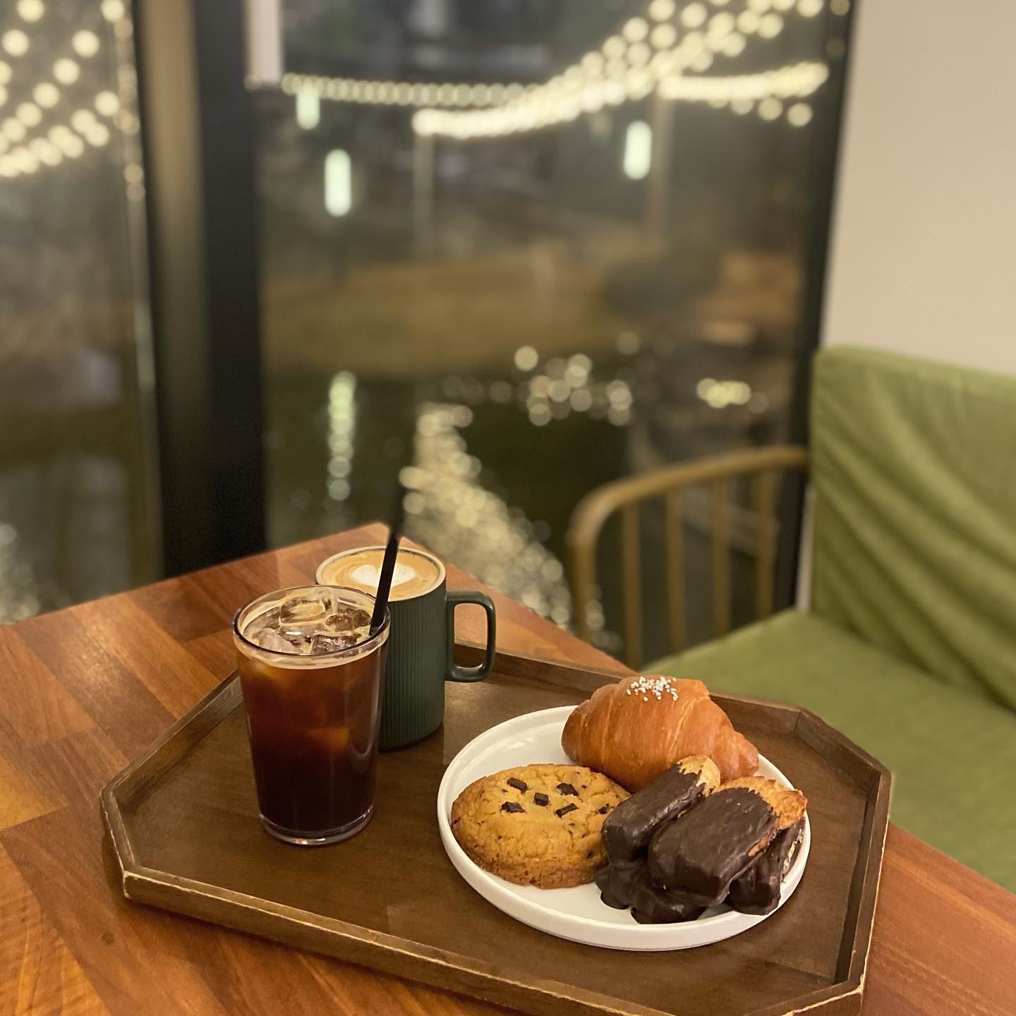 #협찬 최근에 방문했는데 규모도 크고
빵도 맛있었던 천안 카페슈☕️

빵 종류도 많아서 빵순이 눈돌아 가는 카페👀
직원분들도 친절하고 넓어서 오래있기에도 부담이없었다!

카페슈는 브런치로 유명한데
피자부터 파스타, 리조또, 필라프 등등
가격도 1만원 초반대로 저렴한 편이라 추천👍🏻
게다가 평일에는 음료 주문 시 아메리카노 리필이 가능해서
브런치 식사 후 카페까지 이용하면 모임끝~~💕

외관부터 너무 멋졌고 물이있어서
안쪽에서 바라보는 바깥 풍경도 너무 예쁨🩵
커피맛도 좋아서 자주올 것 같다!
.
.
.
#천안브런치 #천안브런치맛집 #천안브런치카페 #구룡동카페 #천안구룡동카페 #청당동카페 #천안카페 #카페슈 #천안카페슈 #천안베이커리카페 #천안빵집 #좋반 #좋아요반사