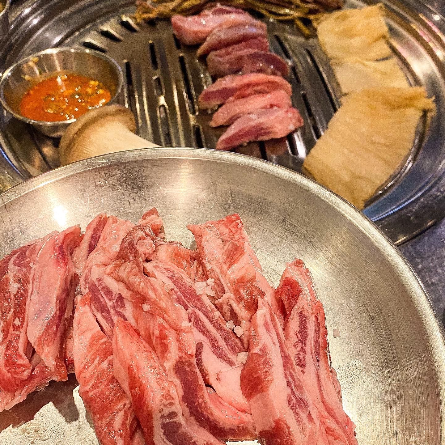 #협찬 이베리코 갈비살먹으러🥩
고기는 쫄깃 부드럽고 육즙이 쌈과 잘 어우러졌어요! 🤍
곁들임도 잘 나와서 다양하게 찍어먹거나 곁들여 먹을 수 있어요! 
고사리도 같이 나와서 구워먹을 수 있고, 
된장찌개가 맛있어서 된찌랑도 밥이 술술 들어갔어요🤍

🍖육통형 소래점
📍인천 남동구 논현동 676-7 

yugtonghyeong 
#육통형소래점#인천맛집#인천고기집#인천고깃집#인천이베리코#인천이베리코맛집#소래포구맛집#소래포구고기집#소래포구고깃집#소래포구역맛집#소래포구데이트#논현동맛집#논현동고기집#논현동고깃집#인천논현맛집#인천논현동맛집#인천남동구맛집#인천남동구고기집#인천남동구고깃집#맛집