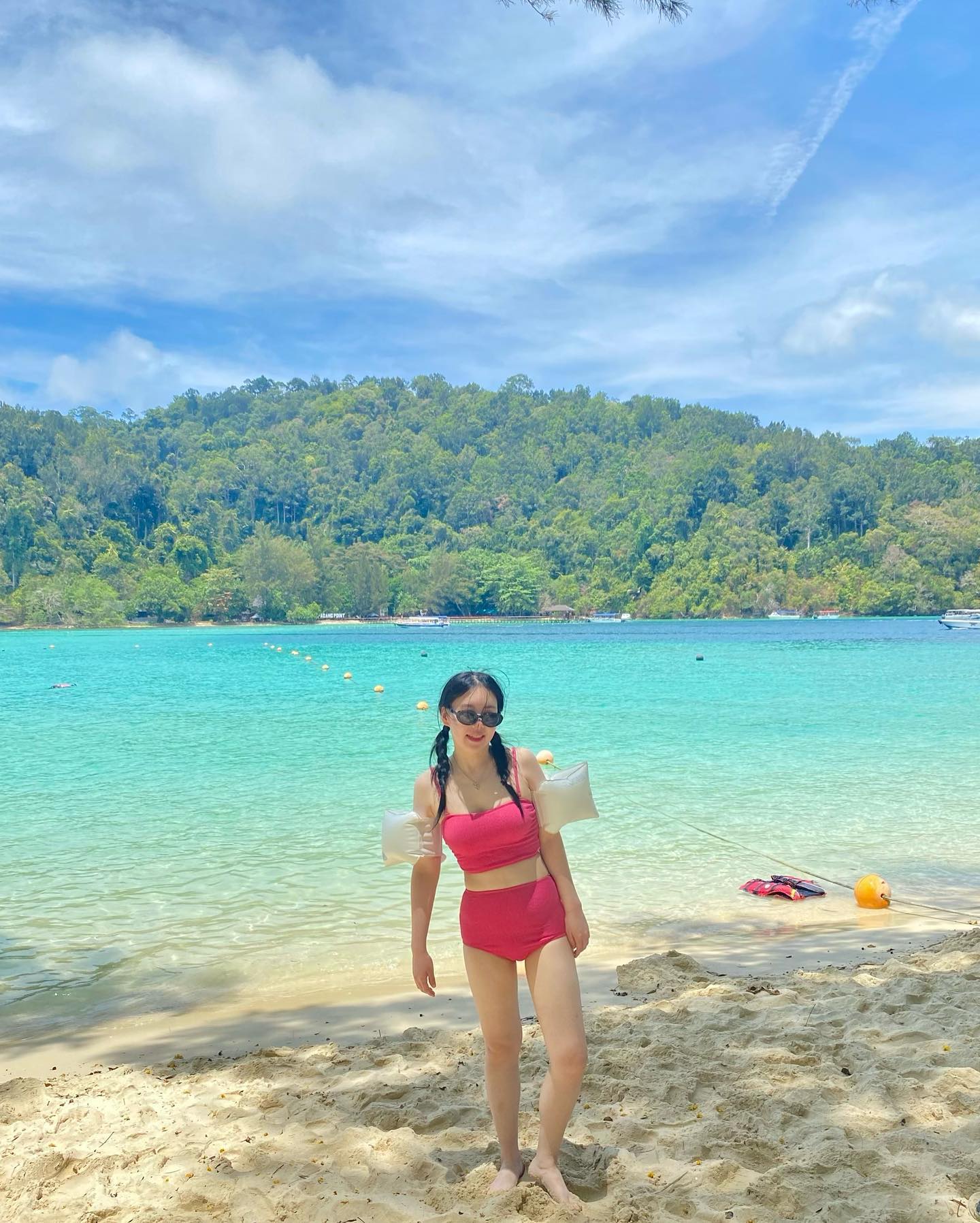 너무너무 예쁜 사피 마무틱 바다🏝️🐠🦎👙
등에 선크림 바르는거 까먹어서
수영복 자국대로 다 탔지만 그래도 행벅해