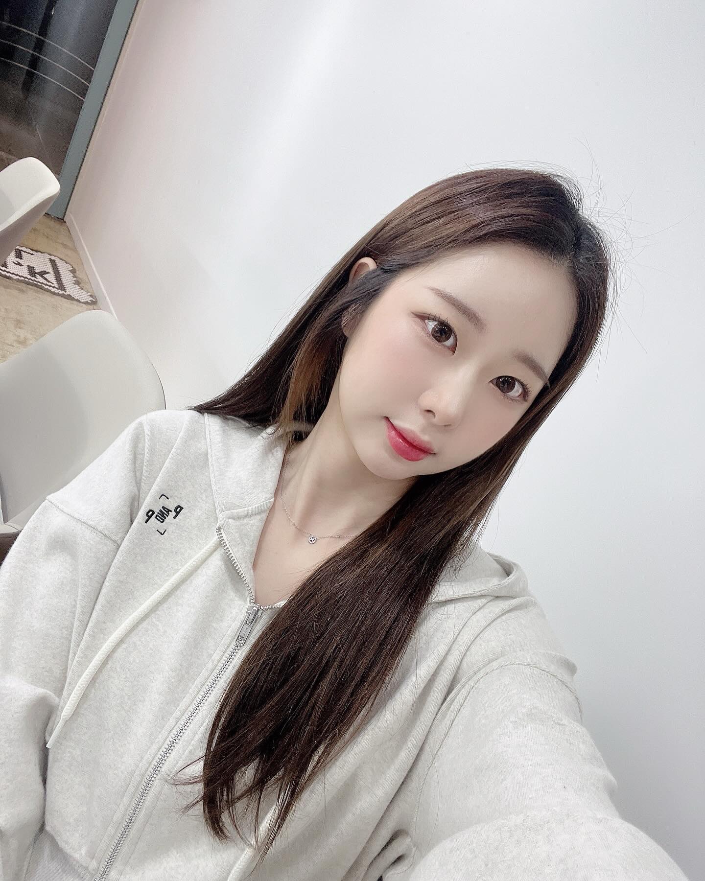 #협찬 핏 예쁜 트레이닝 새트 소개해드릴게요~ㅎㅎ
저는 후드 집업과 팬츠 세트로 받아봤는데요 복숭아 털을 연상시키는 부드러운 촉감의 원단에 다른 트레이닝 복과는 다르게 원단이 고급스럽고 독특해서 더 유니크함을 느낄 수 있는 것 같아요
후드집업의 후드는 사이즈감이 크고 핸드워머 디자인에 투웨이 지퍼를 이용해서 다양한 스타일링이 가능해요!!
 팬츠 또한 밑단 스트링을 이용해 조거, 스트레이트로 연출 가능하고 하이웨스트라 더 예쁜 핏으로 착용하실 수 있어요💕

10월23일~10월30일 정식 오픈 전 사전 주문 이벤트와 할인 행사를 하고 있으니 한 번 들려서 구경해보세요~~
https://picandper.com/

#picandper #픽앤퍼 #디자이너브랜드 #사전예약 #스타일링 #트레이닝복 #크롭티 #여자데일리룩