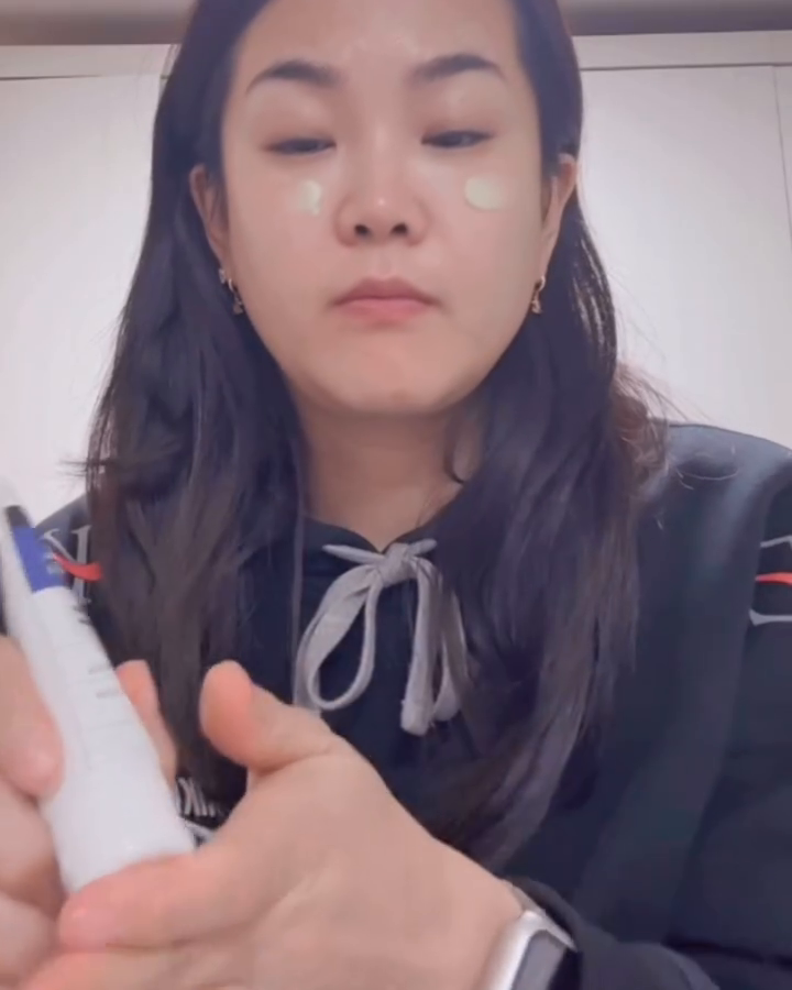 ✨더마팩토리 레티날 300ppm크림 

비타민A 레티날이 들어있어 
바르고 자면 아침에 
탄탄하고 매끄러운 피부가 
되어있어요. 

더마팩토리만의 
안정화된 리포좀 공법으로 
안정적인 제형의 
레티날 크림이 되었어요. 

유효 성분으로만 81% 
구성되어  주름개선, 미백, 탄력개선에 
탁월하더라구요. ❤️❤️❤️

더마팩토리 레티날300ppm크림과
함께 피부 미인 되세요. 

#더마팩토리 #레티날 #레티놀 #미백기능성 #주름개선기능성 #탄력크림