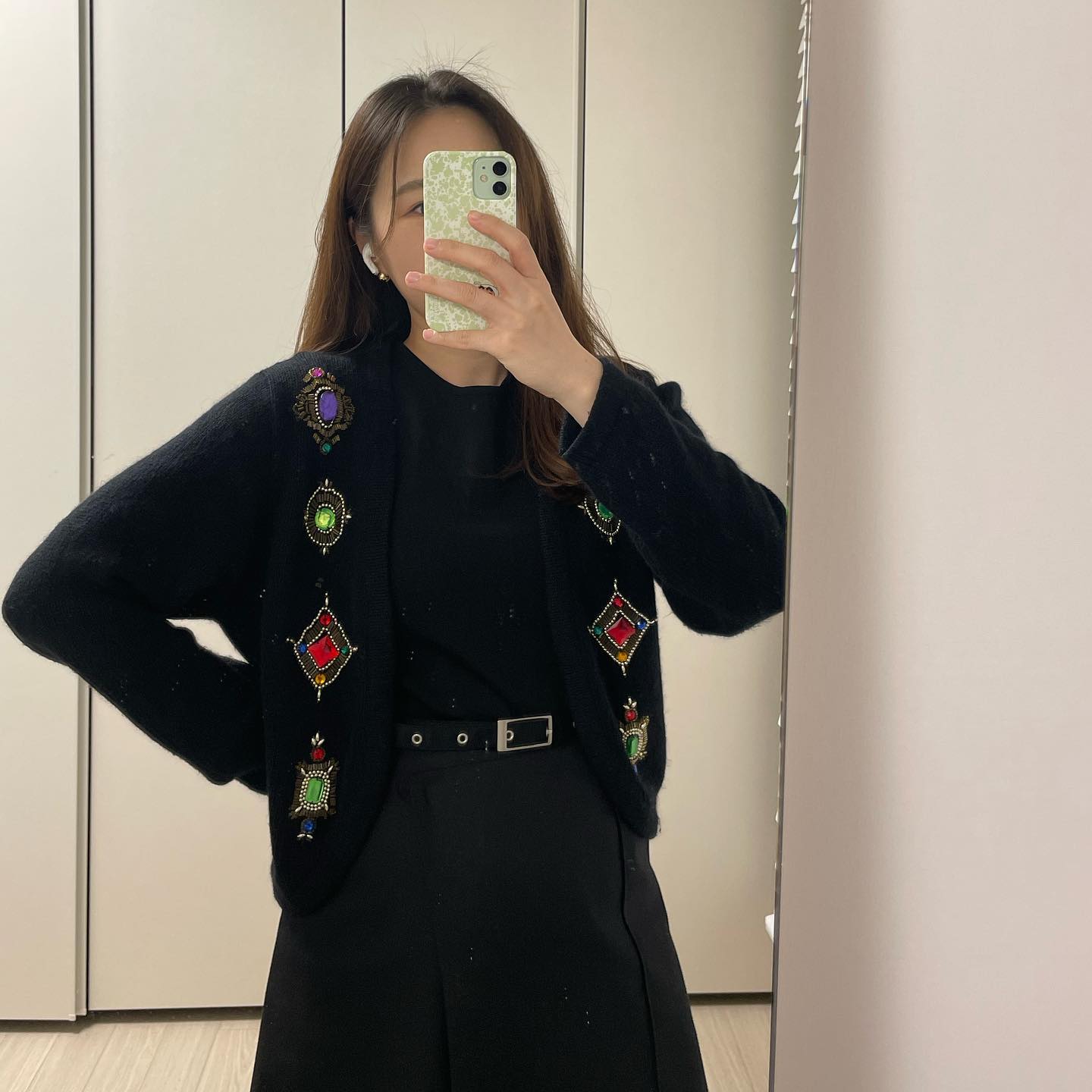 #sentipit_ootd 자유로운직장인데일리룩
-
한 오년전쯤 구매했나? 
지금에서야 처음 개시한 빈티지가디건
키치한 비즈디테일 취저💘

▪️jacket : #vintage 
▪️skirt : theilma_official