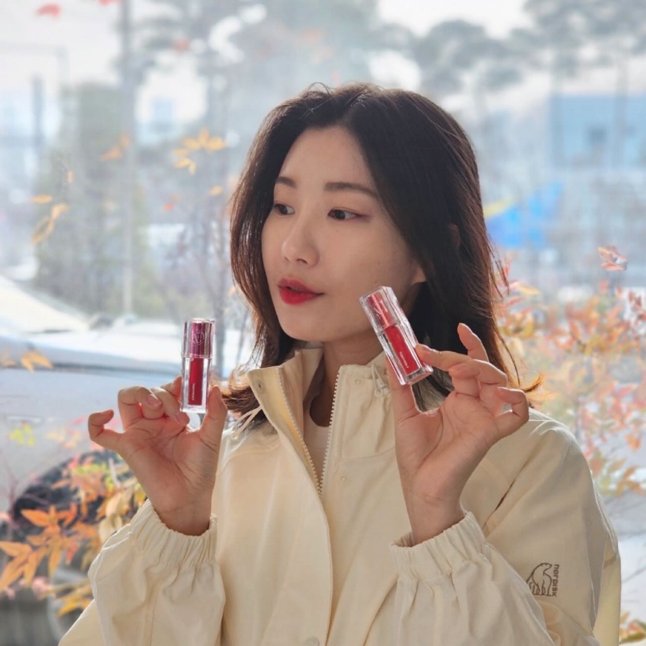 #협찬 tonymoly 💕

#올영세일 에 틴트 빠질 수 없쪄〰️👊🏼
토니모리 겟잇틴트 워터풀버터 12 애프터코랄, 13 쿨로지

올 해의 컬러  #피치퍼즈 무드를 담은 NEW 컬러로 피어나는 봄에 참 잘 어울리는 립 컬러에요. 워터리한 발림성에 촉촉함이 스며들며 보송한 벨벳 마무리가 진짜 신기한 #틴트 에요.

뽀용 - 하게(!) 그라데이션되는 벨벳 텍스처라 봄 #립메이크업 으로 찰떡이에요. 주름, 각질 걱정 없이 바를 수 있고 건조하게 마르지 않아 편안한 벨벳틴트 너무 좋죠!

▪️12 애프터 코랄은 이름처럼 코랄의 차분한 무드
▪️13 쿨 로지는 봄 핑크 그 자체로 싱그러워요! 예쁜 #쿨톤립

3월 올영 세일 기간동안 #겟잇틴트워터풀버터 20% 할인하니까, 관심있는 분들 놓치지 마세요! 🧸

#토니모리 #토니모리겟잇틴트 #겟잇버터틴트 #버터틴트 #올리브영틴트 #올영틴트 #올영틴트추천 #틴트추천 #올영세일추천템 #파룸체험단