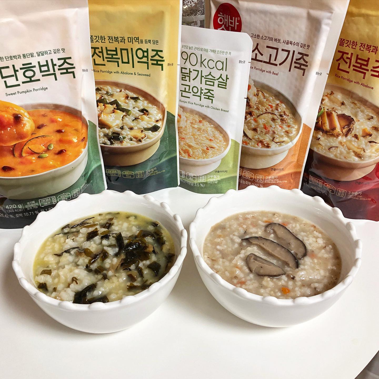 #제품제공 
어릴때부터 죽좋아해서 엄마는 할매입맛이라 놀리고
1년동안 매주 주말에 죽 먹은적도 있는데
이번에 햇반 소프트밀 5종 맛봐서 신났어요🤭

햇반 소프트밀? 🤔
🤗익숙한 비비고 죽이 새로운 브랜드로 변경된거더라구요!

ㆍ전복죽
양지육수에 쫄깃 전복이랑 버섯듬뿍
기본적인 맛이고 이중에 제일 담백한 편
ㆍ닭가슴살곤약죽
반투명한 동글 곤약이 들어서 90칼로리
물론 양은 좀 적게 들어있지만
닭, 야채육수에 닭가슴살도 듬뿍이라 맛이 진했음
ㆍ소고기죽
사골육수에 소고기, 표고 듬뿍!
ㆍ전복미역죽
원픽👍🏻 감칠맛 최고!
양지육수에 전복, 미역 듬뿍인데
완전 푹~ 끓인 미역국느낌
ㆍ단호박죽
단호박 덩어리도 있고 통단팥도 듬뿍
달달~한데 호박맛이 그대로 느껴짐
요거 얼려먹어도 맛있다는데 남은건 한번 얼려봐야겠어여

전체적으로 재료가 듬뿍 들어가서 식감도 맛도 만족스러웠고 전자렌지 2분30초면 완성이라 차려먹기 귀찮을때 딱일거같아요

#햇반소프트밀#햇반#소프트밀#비비고죽#전복죽#소고기죽#전복미역죽#단호박죽#곤약죽#간편식추천#한끼식사#죽

 ¨̮