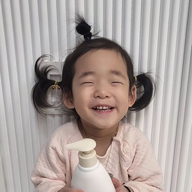  이은정 on Instagram: "#체험단리뷰
⠀
엄마의 마음으로 만든
닥터키노 유기농 아토로션🤍
비건인증을 받은 저자극 오가닉 로션을
로아에게 선물로 보내주셨어요 🫶
⠀
신생아부터 성인까지
얼굴부터 바디까지
아토로션 하나만 발라줘도
촉촉함이 유지가되어 너무 좋더라구요!
⠀
자극성분, 향로 또한 모두배제
기분좋은 오가닉 자체의 향으로
은은해서 로아가 넘 좋아해요❤️
⠀
이제 혼자 알아서 척척
로션을 바르는 울공쥬랍니다 🙊🙈
⠀
⠀
#닥터키노유기농아토로션
#비건인증 #오가닉로션 #유기농로션
#신생아로션 #아기로션 #온가족로션
⠀"