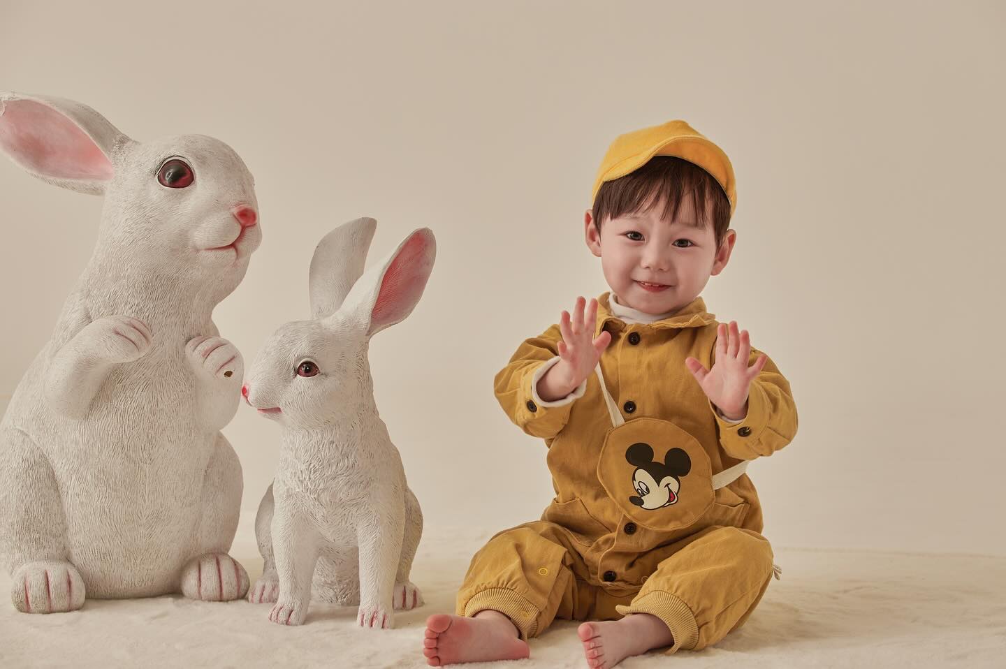 #협찬 olbaby_studio

하준이의 이쁜 사진을 찍으러 다녀왔어요!!
하준이 옷을 어떤걸 들고갈까 고민하다가
매번 베이지 색깔 옷만 입히다가 쨍한 
노랑컬러의 옷을 가지고 가서 찍었어요!!

그런데 너무너무 귀엽고 이쁘게 잘나온거 있죠..?ෆ
역시 아가들은 색감있는 옷을 입고 
찍어줘야 귀여움이 뿜뿝 하는거 같아요!!

하준이의 장난꾸러기 모습 사랑스런모습까지
이쁘게 잘 담아주셨어요 ..ෆ

아기 돌상 사진도 가능하고 가족사진까지!
지금 이벤트도 하고 있으니까 참여해보세용ෆ

#오엘베이비 #오엘베이비스튜디오 #돌사진 #두돌사진 #아기컨셉사진 #컨셉촬영 #한복사진 #한복모델 #베이비모델 #아기모델 #스튜디오사진 #스튜디오촬영 #베이비스튜디오 #영등포아기사진관
