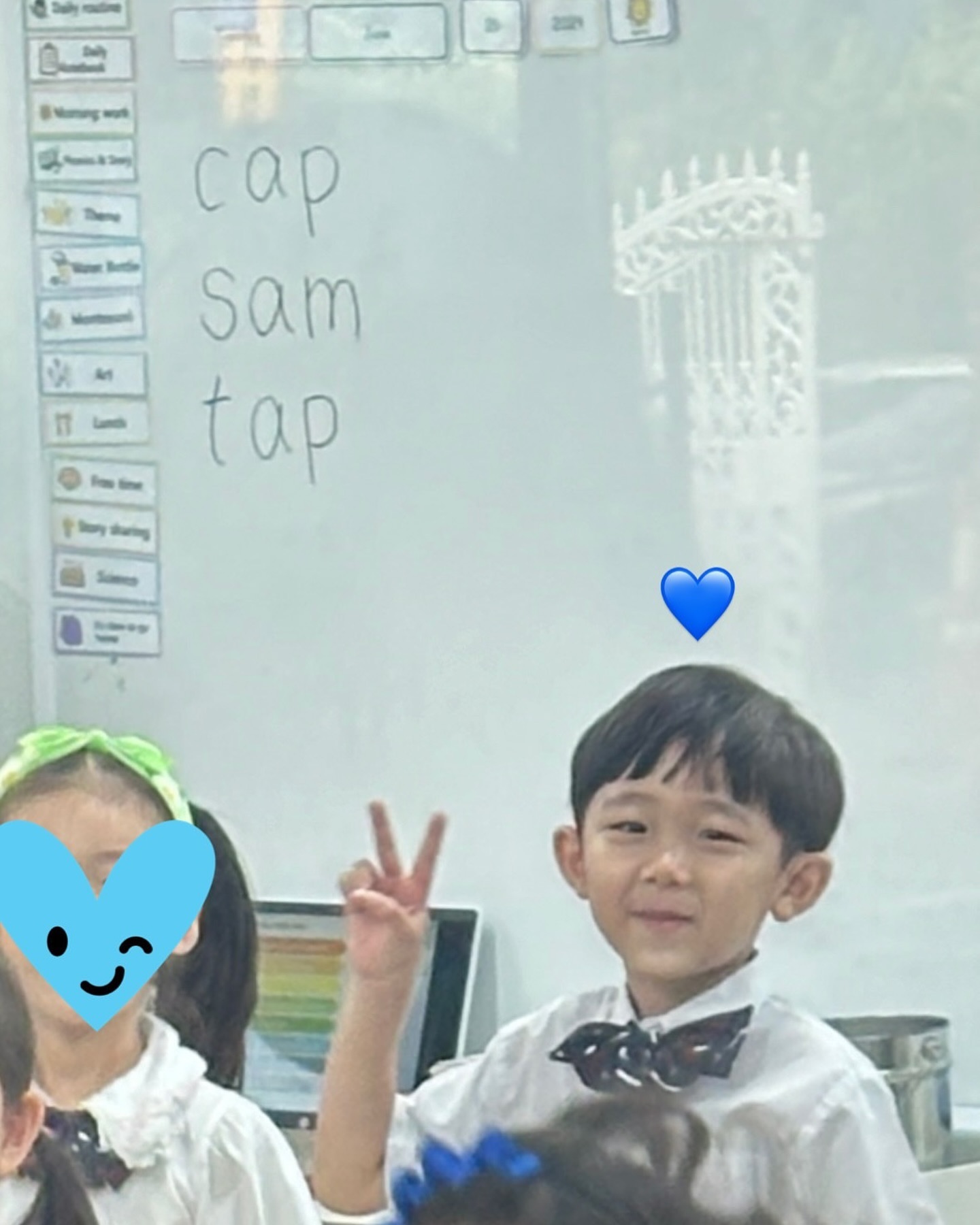 부모참여수업 이틀 
회사는 잠시미뤄두고 아이들에게 간다

애들은 엄마와 함께하니신나고 
한껏 들떠서수업받는 모습이 참 대견타 

내가 나이 먹은만큼
우리아이들도 자랐다 

합창하는거듣는데
왜울컥하는지

뭐라 한마디로 설명하기 힘든 찡함 
 
증말 #주책바가지
🤭🤭🤭🤭

잘 커줘서 고마워 💙