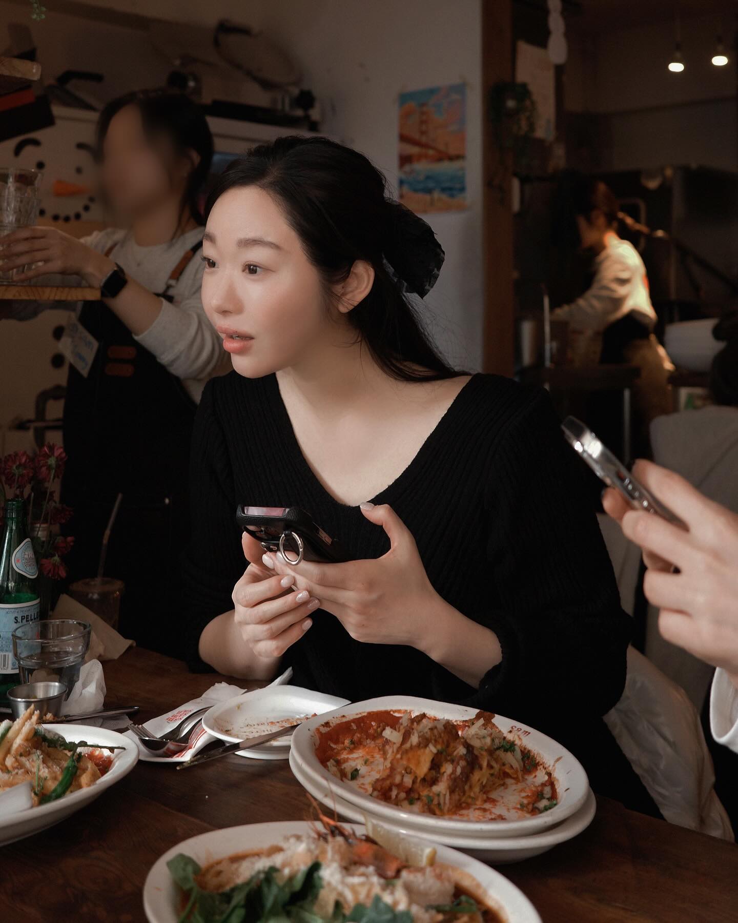 몇일전 친정엄마 찬스로 
갑자기 급 친구들 만나고 수다 
병원말고 한달만에 외출했어요 🥹

재밌는 이야기 많이 들어서 
목이 2미터는 앞으로 나왔네용 ? 

모두들 #육아팅 하느라 못자고 기운없어 힘들지만 
어떻게든 무리해서라도 꼭 나갔다 오세요!!!! 
다녀오니 너무 좋아요!!!! 🔋

But 나가서도 홈캠으로 아들잘있는지 확인하게되긴함.. 
#쌤쌤쌤 #신용산맛집 #출산후 #아들맘
