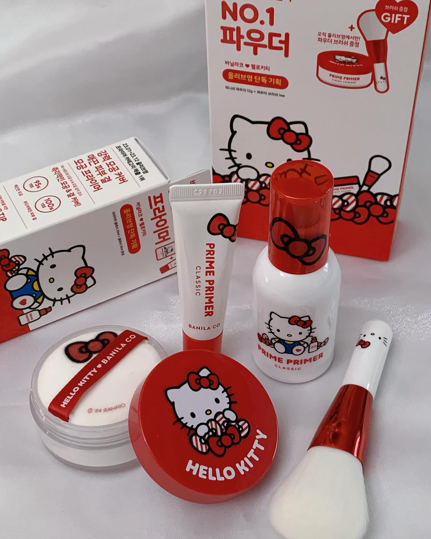 #ad | 바닐라코 X 헬로키티의 만남💗 
믿고 쓰는 #바닐라코 의 프라이머와 피니쉬 파우더에 사랑스러운 무드가 더해진 헬로키티 에디션을 만나보세요!!!

🎀프라임 프라이머 클래식 [헬로키티 에디션]
1회 사용으로 모공 즉각 보정되는 올리브영 1등 프라이머!!
PorePare 성분으로 피지 및 수분 관리, 피부 유수분 밸런스 케어와 오랜 시간 무너짐 없이 매끄러운 피부결을 만들기 가능!!😆

🎀프라임 프라이머 피니쉬 파우더 [헬로키티 에디션]
곱고 가벼운 파우더 입자로 매끈한 피부결을 만들고, 세범 컷 파우더 콤플렉스로 건조함 없이 피지만 쏙 흡착하고 가벼운 밀착 효과로 답답함 없이 숨 쉬듯 가벼운 마무리까지!! 
2023 올리브영 어워즈 베이스 메이크업 부문 1등 피니쉬 파우더로 단 한번 사용으로 모공과 요철을 매끈 보송하게 만들어보자구요👍🏻

📢5월 1일 올리브영 단독 기획 세트 출시
5월 한달 간 20% 할인된 가격으로 만나볼 수 있구요~
“5/16(목)” 에는 ⭐️올리브영 오특⭐️ 을 통해 헬로키티 피니쉬 파우더 세트를 26%!!! 할인된 가격으로 만날 수 있으니 놓치지 마세요~!!!

#헬로키티x바닐라코 #프라임프라이머클래식 #피니시파우더 #올리브영