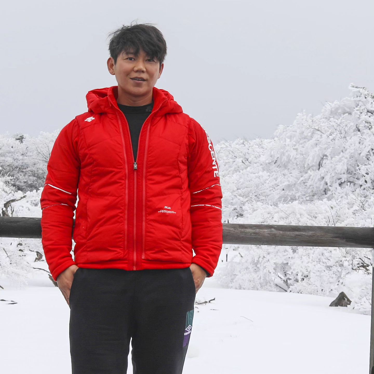 하루늦은 #한라산성판악 탐방 후기 ⛰️
.
12월 1일 비가 많이 온다고해서 2일 한라산 탐방예약을 했어요! 
제주시나 서귀포시에 겨울비가 내린다는것은 한라산 정상인근에 눈이 쌓인다는 예보니까요 :)
제가 가고 싶은 시간이 오전 8시에서 10시사이라서 이 2시간 안에 입장할 수 있는 인원은 단 150명
운이 좋아 딱 149번째로 탐방예약을 아슬아슬하게 턱걸이로 마치고 다음날 한라산을 오를생각에 기대감보다는 두려움이 앞섰어요.
다녀오지도 않았는데 몸살기운이 돈다는것은 한라산에 다녀오면 극심한 근육통과 몸살기운이 그림자처럼 따라붙는다는것을 몸이 먼저 아는듯했어요
몇년전 제주시에 살때는 겨울에는 제주에서 딱히 할일이 없어 한라산 백록담을 일주일에 두번씩 다녔는데 그땐 워낙 몸관리를 잘해꼬~
운동하고 컨디션관리를 잘해주니 멘탈 좋고 체력 좋으니 멋진 풍광에 감동하며 한라산에 올랐지만~
이제는 몸이 힘드니 이 멋진 풍경이 예쁘게 보인다기 보다는 와 #백록담 을 찍었다 치자 그럼 이제 어떻게 내려가나 싶더군요.
그래도 아직은 다녀올 수 있음에 감사하고 #영산 인 한라산이 주는 좋은 에너지도 받고 에어팟으로 캐롤 들으며 눈꽃구경을 하니까 너무 좋았네요 :)
정상에서는 인증샷 찍기위한 줄이 너무 길어서 예전에 찍어놓은 사진들이 많으니 그냥 패스하고 정상에서 백록담 보며 힐링하고 하산까지 잘하고 181번 버스 타고 서귀포 집으로 잘 귀가했네요~ 
.
버스 타고 한라산 다닐 수 있음에 감사합니다.

남들 보다는 짧지만 두껍고 근육질의 하체를 물려주셔서 부모님께 감사합니다.

힘든 시절 부터 항상 좋은 기운을 주고 저를 잘 다독여주는 한라산에 감사합니다.