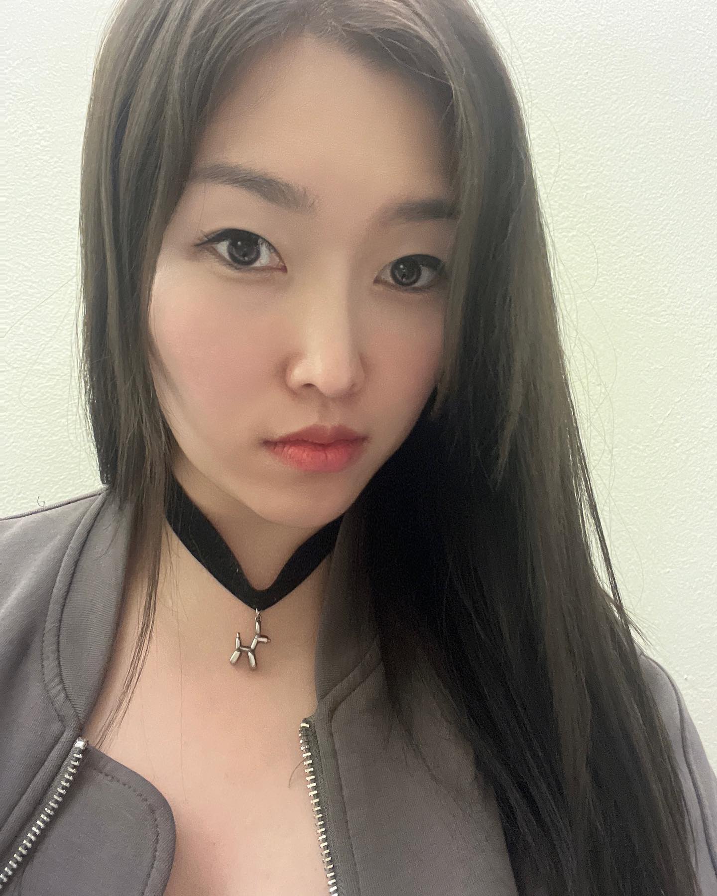소영언니야랑 오늘하루 데뚜한날 ~ ㅋ
우리 이제 매달 네일해🫰
염색한 칼라도 맘에들어💋
.
.
.
#주부스타그램 
#일상
#야탑
#네일
#염색 #애쉬그레이 
#초딩맘
#like 
#likesforlike 
#30대 #주부