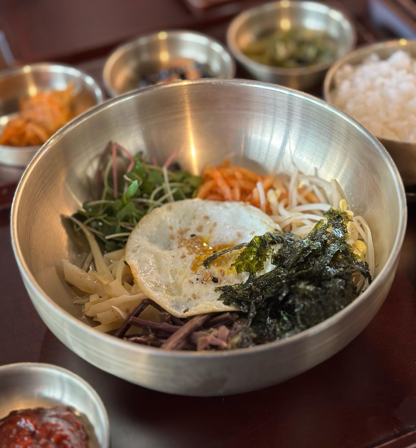 오늘 점심은 건강한 산채비빔밥 🥕🍆🥔🍠🥒

#산채비빔밥 #직장인점심