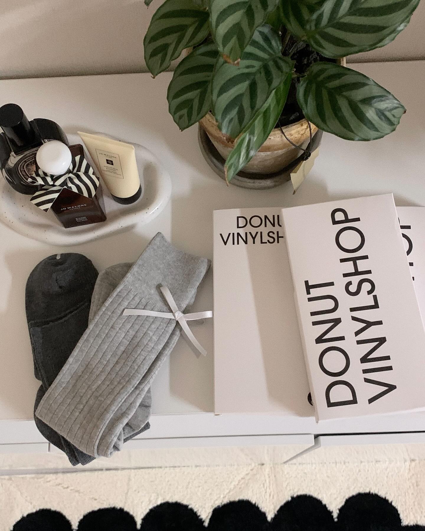 #gift
이번 연휴는 러블리한 donutvinylshop 과 함께 
코디해봤어요오,,,🤍🎀 다들 즐설🤧