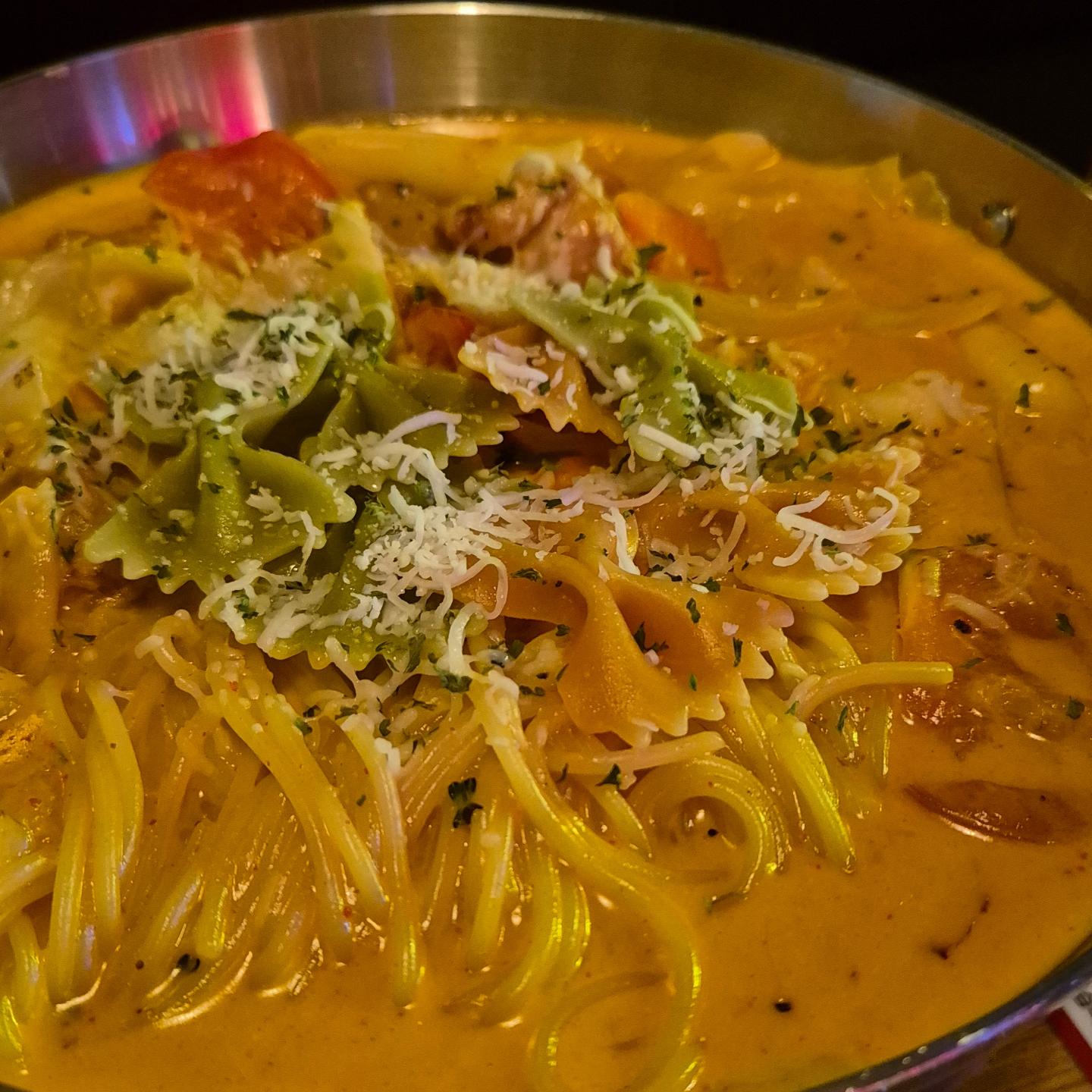 🍻시원한 생맥주 마시러 가야하는 곳!

더운 여름에 소주보다 맥주가 땡기는 날 많은데
그럴때 데이트든 모임이든 가기 좋은 분위기 있는 곳!

안주가 식사가 될정도로 든든하고 양도 많음
8시 전에가면 이벤트생맥주가 있어서 일찍 가면 개이득!

화덕피자도 맛있다고 하니 1차로 간다면
로제치킨스튜에 화덕피자🍕 시~원한 생맥주 추천해요

♡로제치킨스튜=스튜+파스타+로제떡볶이🥘

📍이태리양조장 부천역점
부천시 원미구 부천로29번길 28 1층

-
#부천맛집 #부천역술집 #주말데이트 #부천회식
#먹스타그램 #부천데이트 #생맥주맛집 #화덕피자맛집
#이태리양조장부천역점 #파스타맛집 #분위기좋은술집