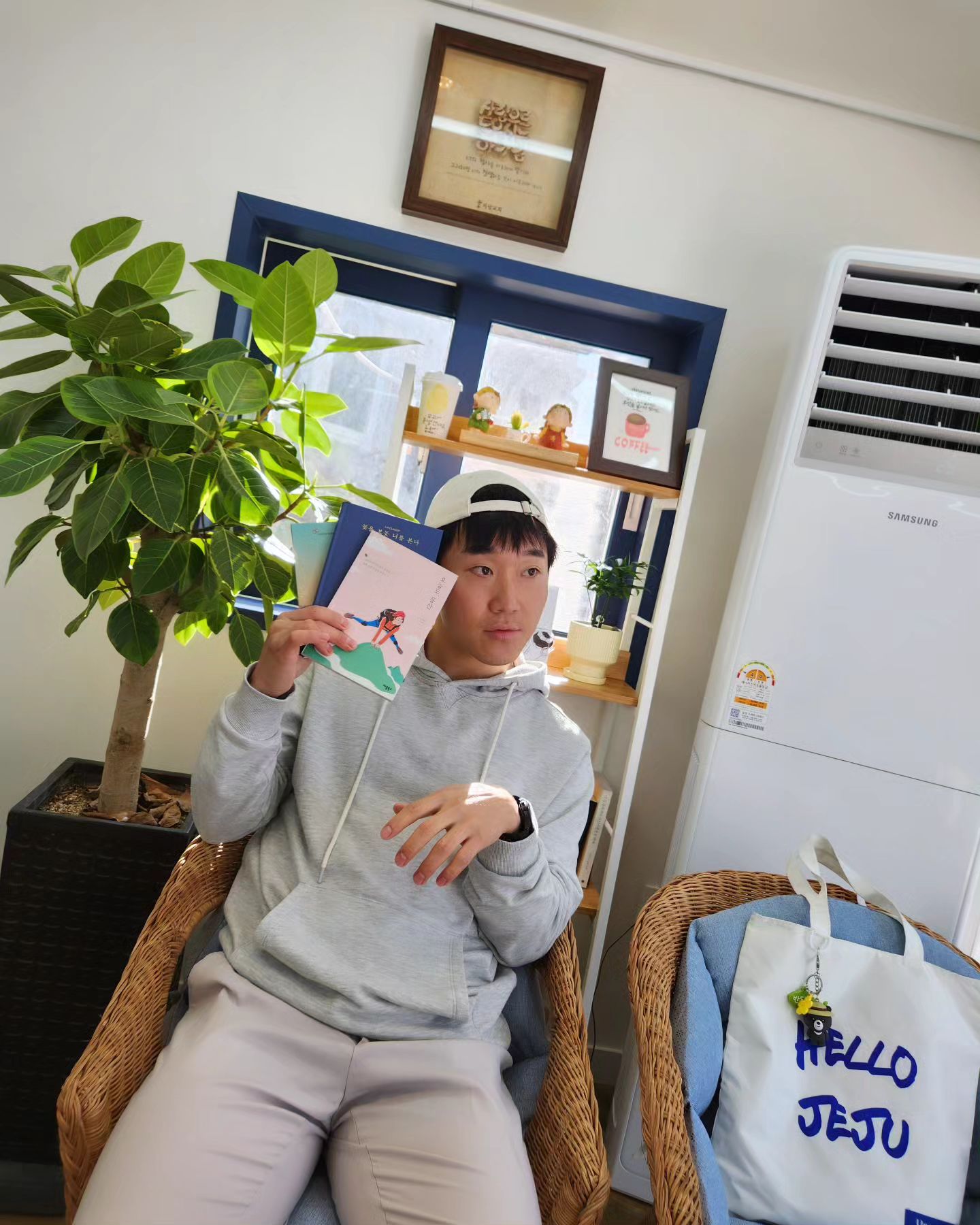 #바라봄 을 바라봄 👀 barabomcoffee 

계란빵과 라떼가 맛있는 #바라봄커피 를 왔어요.
전주시청 인근에 도착하시면 꼭 한번 들려보세요.

옛 그맛이 고스란히 살아있는 계란빵을 먹으며
오손도손 이야기를 나눠요 😍

전주 잘 다녀갑니다.
그리고 감사합니다. _hwantastic326 💕

#전주카페 #전주카페맛집
#전주맛집 #계란빵