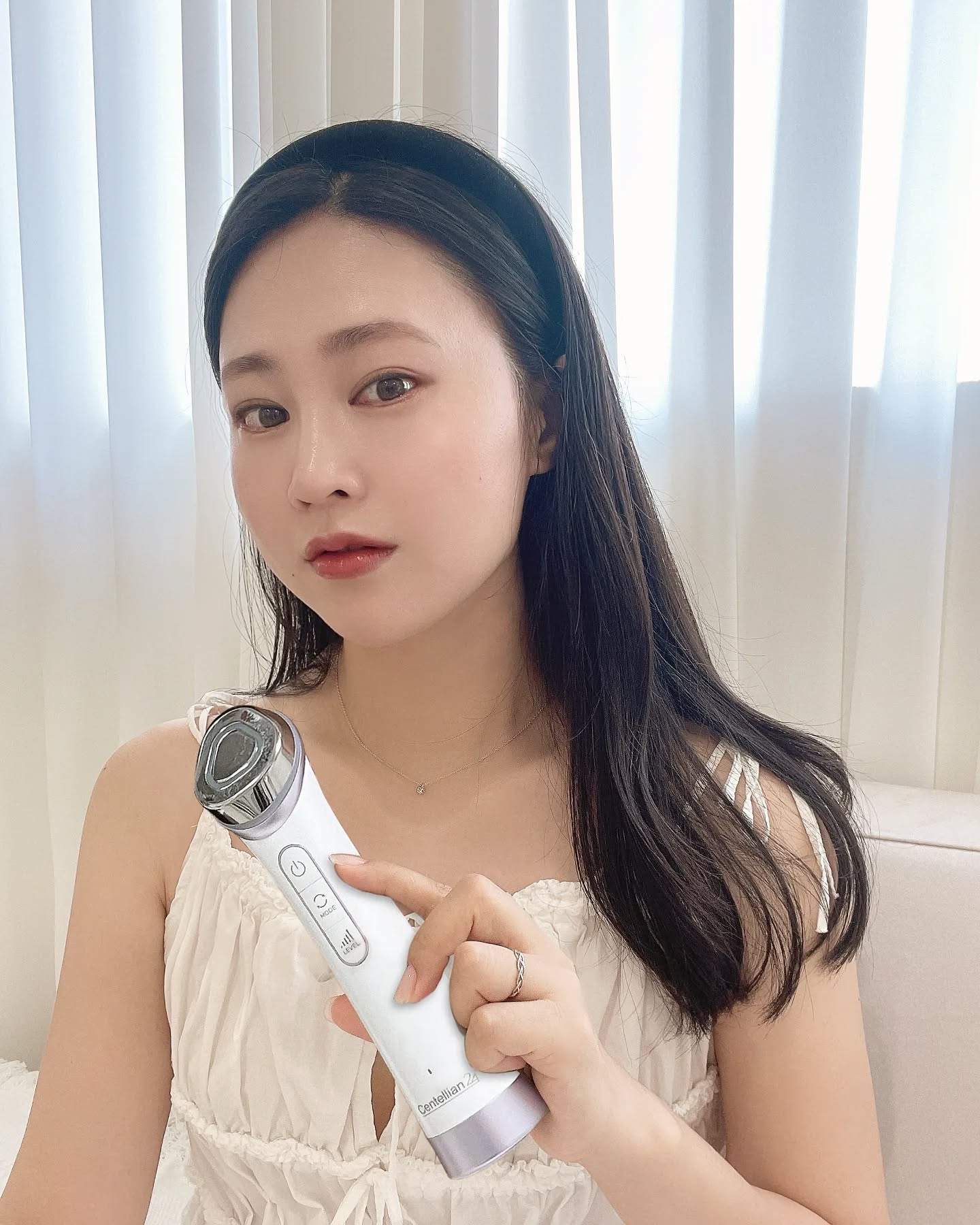 #광고 ☀️
여름이라 뜨거운 날씨인데
요즘 비까지 내리니 습해서 그런지 더 찐득찐득 피부가 늘어지는 기분이예요
곧 휴가철 여행에 대비해서  #마데카프라임 더 열심히 사용듕🩷

빨간 불빛은 브라이트닝 모드
파랑+오렌지 불빛은 앰플 흡수 모드
핑크 불빛은 탄력 모드

일주일 사용했더니 피부가 쫀쫀해지는 느낌을 받았어요
중요한 일정이 있을 때 마데카프라임 사용해 보세요🙌🏻

#마데카프라임 #뷰티디바이스
centellian24