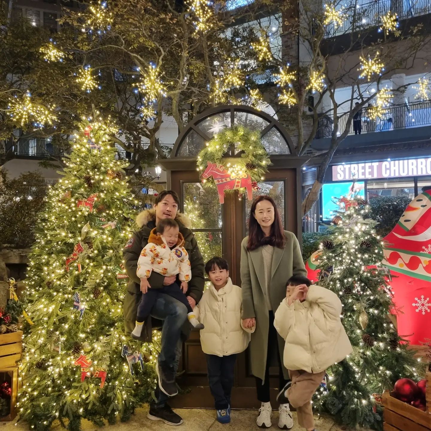 🎄

오랜만에 가족사진도 찍었으니 남겨보쟈
츄러스 먹으러 또 가고싶다

#크리스마스포토존 #신세계프리미엄아울렛 #트리맛집 #가족사진 #삼형제 #윤형제네