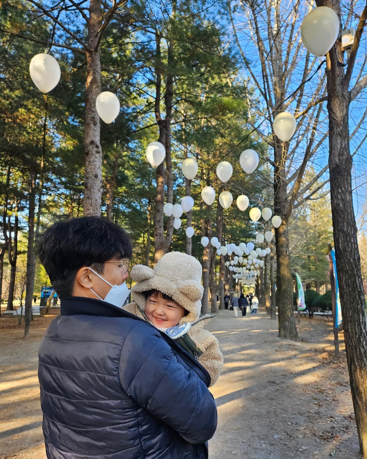 누나들이랑 겨울가평여행✨
숙소 체크인전에 아쿠아가든들려서
물고기들 먹이주고 뛰뛰

숙소에서 설누나 생파🎈
송어잡기 모노레일 다양한체험 절거워따아

다음날 남이섬사진은 떼쟁이때매 
찍은사진은 저두장뿐🥲💧(저사진은되게 평온하네🤣)

#겨울여행 #여행기록 #겨울남이섬 #겨울남이섬⛄️#아쿠아가든 #아쿠아가든가평