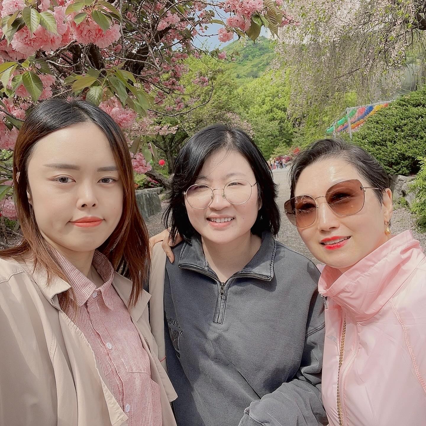 24.04.24
암환자 언니들과 건강식도 먹고
전통차도 마시고 산책도 하고 왔다.

다들 점점 더 밝아지시고 건강해지셔서 감사하다🙂

항상 좋은 영향력으로 서로 응원해주는 멋진 모임!!

아직도 재발에 대한 두려움과, 우울증이나 
투병후 불편한 부분들도 있지만

만날 때마다 잘 만나고 왔다는 생각이 든다.

#암환자 #암완치자 #다들완치판정받읍시다 #대장암 #유방암 #난소암 #항암치료 #멋진언니들