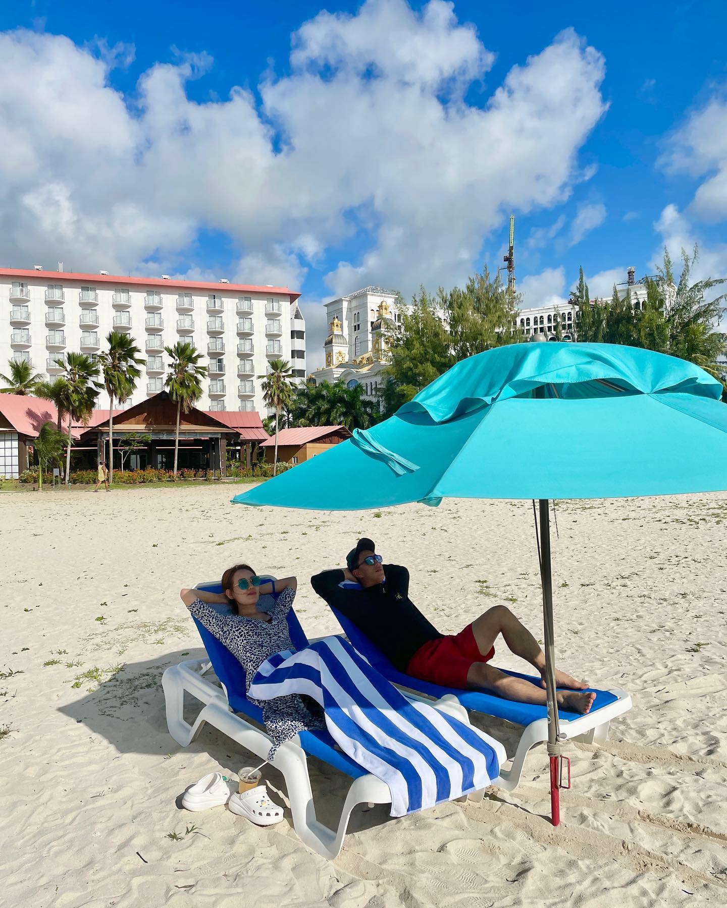 🏖️🌴
여유로움이 가득했던 여행
무언가 하지 않더라도
그냥 해변에 누워있는게 바로 힐링!

하지만 사이판에서도 꼭
방문해야하는 관광지가 있어요😆

바로 마나가하섬과 그로토인데요.
원래 한인업체, 국내여행사를 통해
예약했다가 갑작스럽게 캔슬통보를
받았지 뭐에요😡

그래서 결국 현지여행사로 예약했는데
완전 강추하고 싶어요.
여기서 예약시 부두세도 내지않아서
1인당 3$를 아낄 수 있고
어느정도의 네고까지도 잘 해주셔요!

영어를 못하시더라도
우리에겐 파파고가 있으니까💓💓

saipan_taxi 
저 믿고 사이판 현지 예약 필요하실 땐
언제든지 문의해보세요.

택시도 운영하시는데
진짜 저렴함.
한국에서 예약했던 택시 업체보다
훨씬 저렴했어요!
(택시업체만 20군데 찾아봤음)

아 사진정리 하다보니
또 가고싶네요 사이판💓
