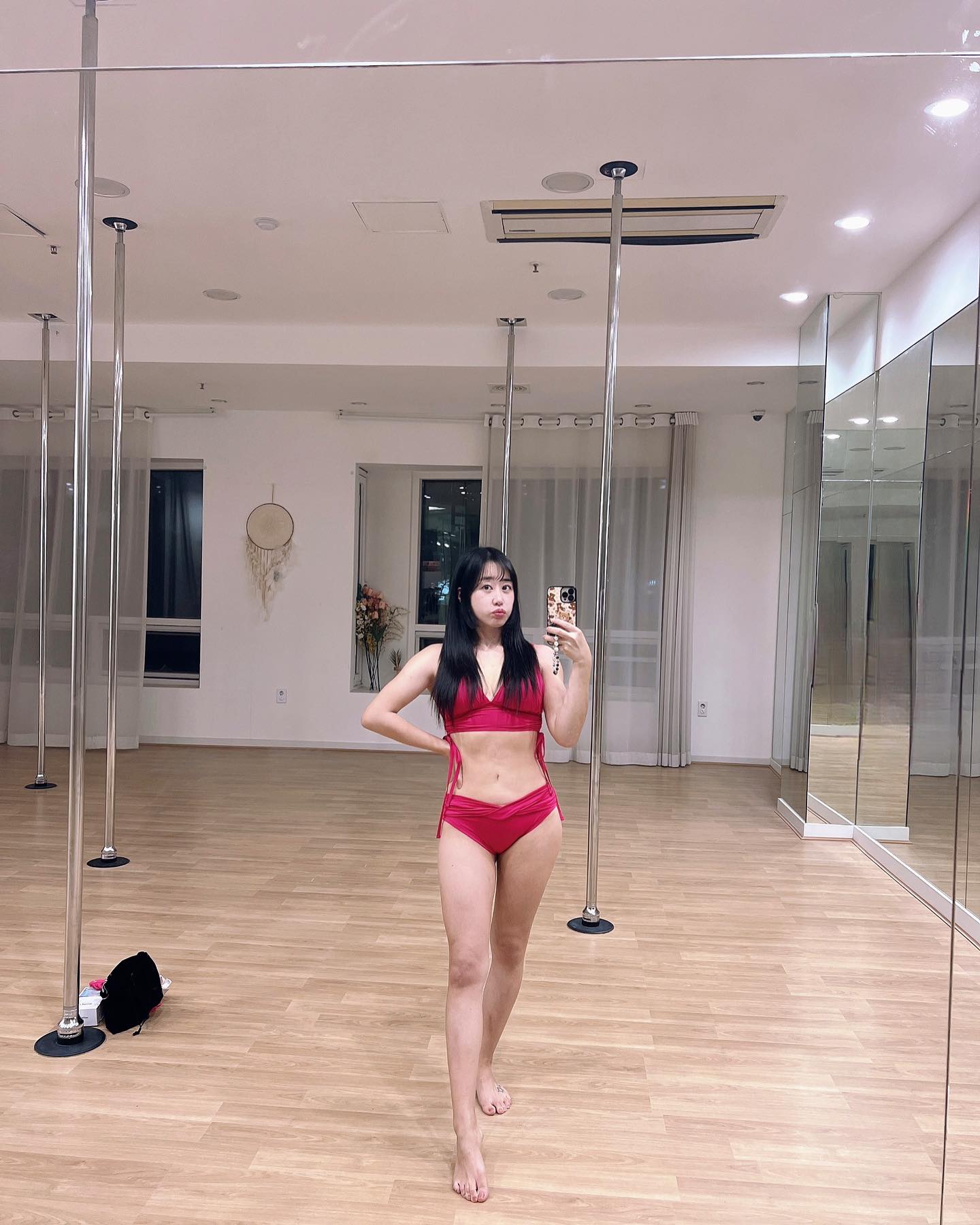 #협찬
요즘 운동 후엔 필수가 되어버렸네요.폼롤러 구석에 치우고 바디핌S라인건으로 뭉친근육 쏴악 풀어주고 잔답니다. 림프혈액순환도 잘되서 아침에 일어나면 노폐물도 쏴악 붓기도 쏴악 셀룰라이트도 쏴악 사라진느낌이들어요.완전개운개운시원해요. 
요 바디핌S라인건은 각 부위와 목적에맞게 헤드만 갈아껴주면되서 넘 편리하고요. 휴대성까지 좋아서 안마의자보다 더손이 많이가네요.💪🏻

#협찬 #바디핌 #S라인건 #바디핌S라인건 #체중관리 #뱃살빼는법 #팔뚝살빼는법 #허벅지살빼는법 #마사지건

revemont_official  #폴웨어 #레브몽