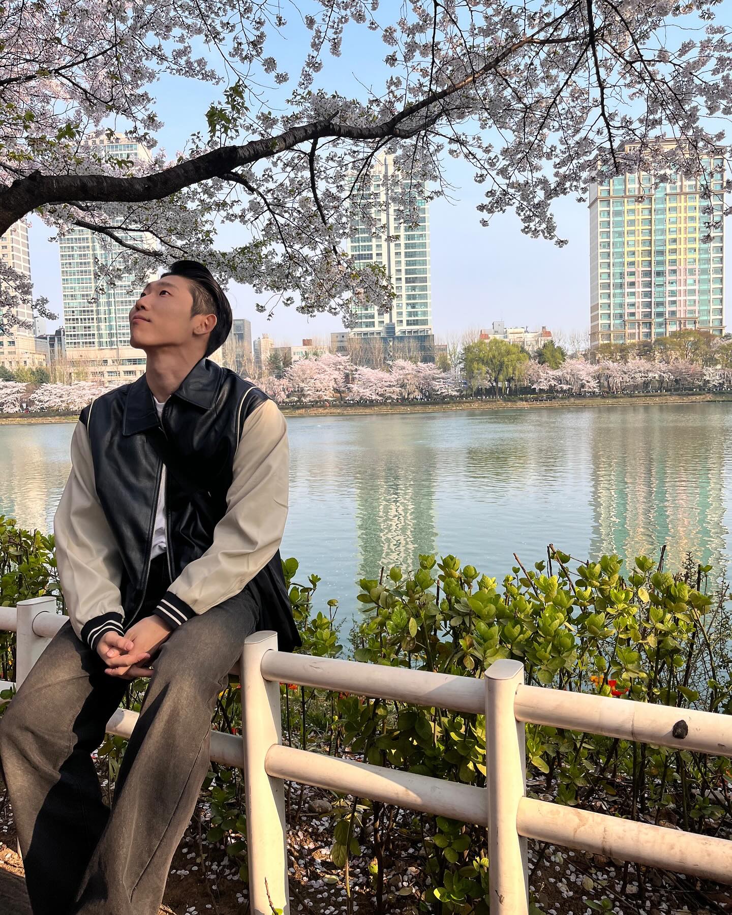 앞으로 봄이 되면 무조건 시간을 내어 좋아하는 사람과
특정한 꽃을 보러 다니고, 잊지 못할 음식을 먹고,
그날의 날씨와 눈에 띈 일들을 일기장에 적어 놓으세요.
우리 인생은 그런 것들로 구성되어 있습니다.

- 김연수, 소설가의 일의 한 구절을 좇아 지나가기 전에 맞이했던 어느 봄날의 기억