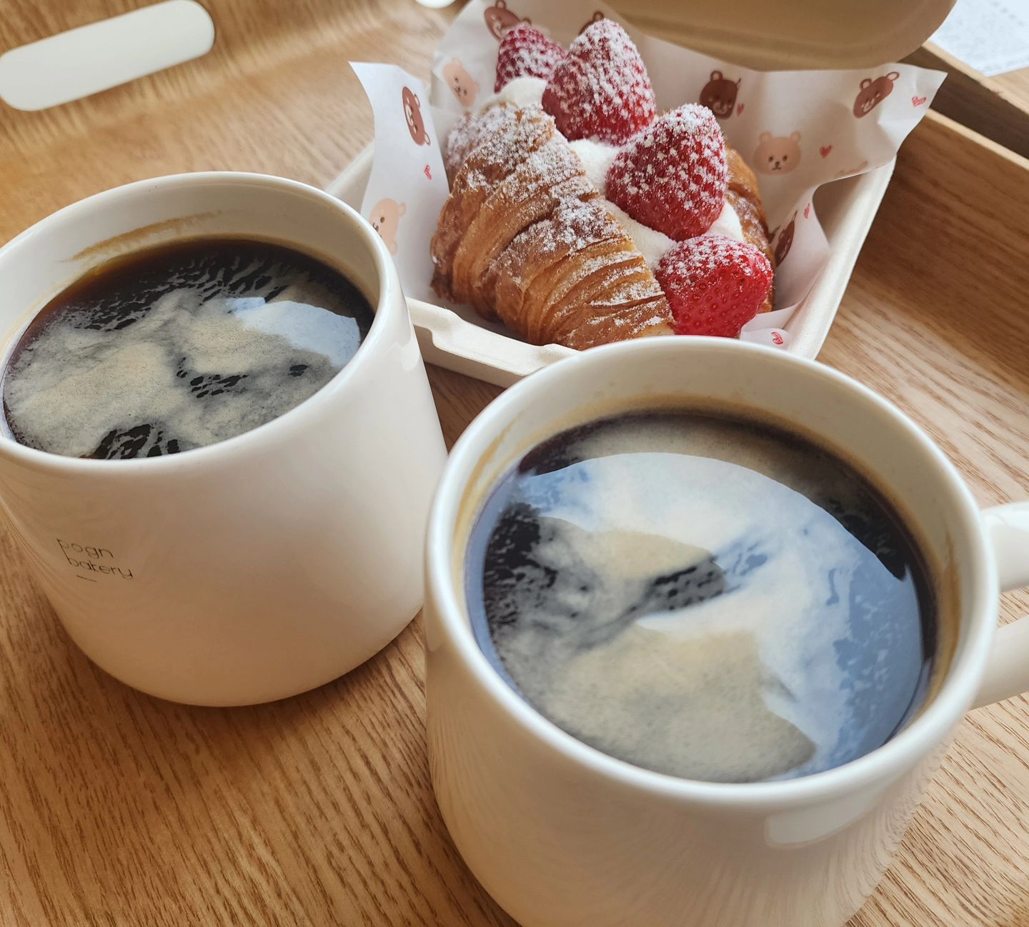 ^^
백만년만의 만남
오랜만에 동네친구 만나서 점심 먹고
커피 한 잔의 여유
윤이 친구 엄마로 만난 동네친구였는데
이제 이사가서 자주 못만나서
흑흑 너무 아숩다

#준현_서정_서윤맘 
#동네친구 #수다삼매경
#밥위에생선 #포근베이커리