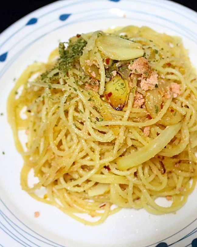 명란 듬뿍 들어간 명란파스타 🍝
짭조름 고소하고 감칠맛 가득 
느끼하지 않아 계속 손이 가는 
한국식파스타 명란파스타예요 🤗

👩‍🍳#명란파스타만들기
1️⃣ 명란젓을 세로로 칼집을 내고 칼끝으로 속을 긁어낸다
2️⃣ 스파게티 면은 소금 0.5 큰 술, 식용유 1 쪼르륵 넣고 끓는 물에 8분간 끓여준다
3️⃣ 양파는 채 썰어주고 통마늘도 편으로 썰어준다
4️⃣ (2) 면은 건져내고 면을 삶아낸 면수는 버리지 말고 놔둔다
5️⃣ 올리브유를 한 바퀴 두른 팬에 센 불에서 채 썬 마늘과 양파, 케이엔페퍼 반 큰 술 넣고 볶아준다
6️⃣ (5) 마늘이 노릇해질 때쯤 명란젓을 넣고 중약불에서 30초간 명란젓을 풀어가며 볶아준다
7️⃣ 삶아 놓은 면을 넣고 면수 6 큰 술을 넣고 골고루 섞어준 뒤 올리브유 2 큰 술 넣고 섞어준다
8️⃣ 맛있게 먹는다 냠냠♥

👉더 자세한 레시피는
프로필의 링크 타고 들어가셔서
하단 검색창에서 [명란파스타]를 검색해주세요🤗
.
.
.
