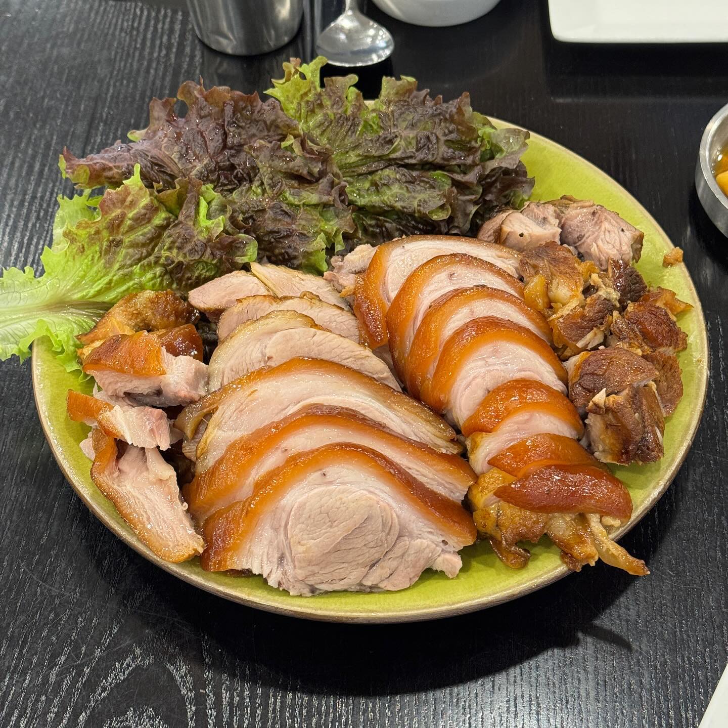 유튜브에 동네 맛집이 나왔길래 오랜만에 방문한 윤밀원
오픈런 하여 21번째였는데 우리까지 딱 입장 ㅎㅎ lucky!!

예전에는 고추기름이 없었는데,, 이 녀석이 신의한수닷!!
완전 맛있군 ㅎㄷㄷ 또 와야지~~

#윤밀원 #분당족발맛집 #분당정자동족발 #반족발 #양무침 #매운칼국수
#성시경의먹을텐데 #유튜브소개맛집