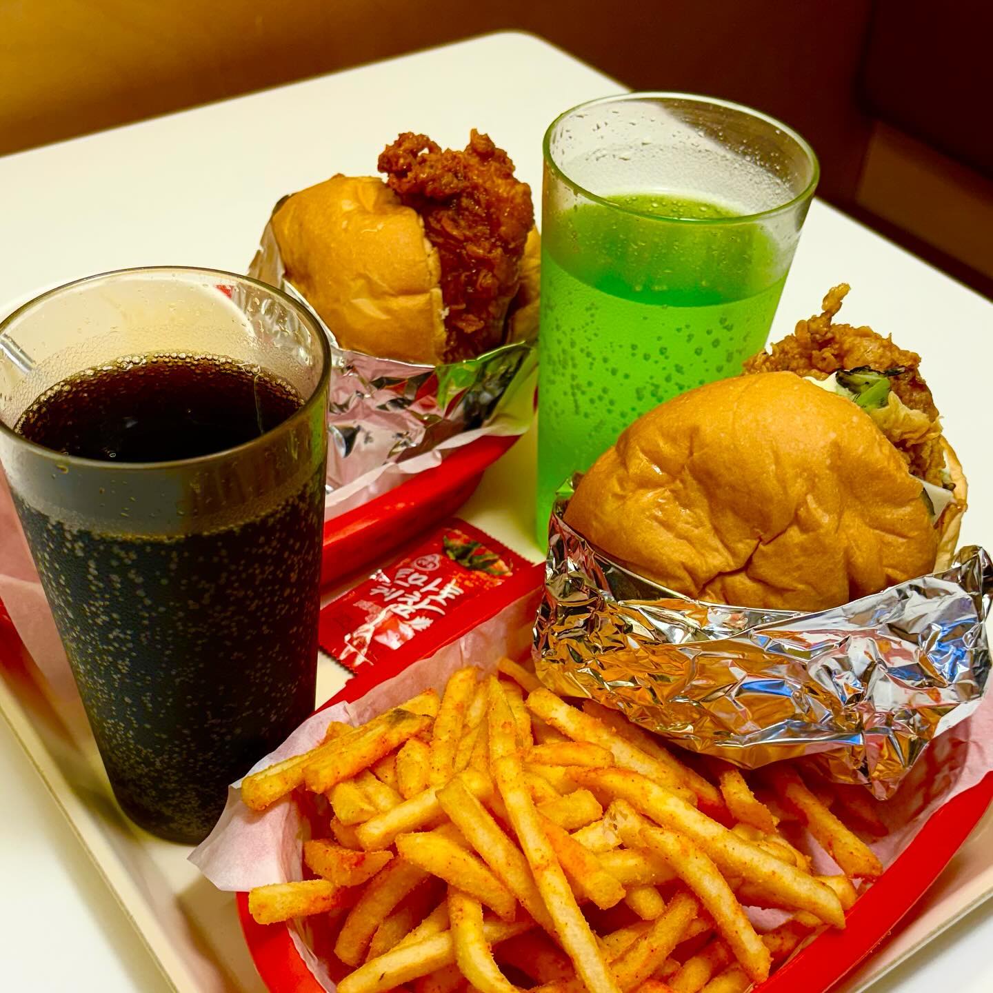 광화문 서촌 #펀치스낵 
 
1인 2개시키고 싶은 햄버거집 펀치스낵 🍔
깔끔한 인테리어에 미국감성 넘치는 레스토랑의 느낌이에요.
 
특히 치킨 버거는 압도적인 치킨 패티 크기와 
사장님이 수제로 만드셔서 일반적이지 않은 미국 치킨 소스 느낌...🥰

매일매일 즐기는 가성비 가심비의 든든한 통닭다리살의
겉바속촉 1티어 치킨버거라는 타이틀이 잘어울리는 버거에요🧡
 
특히 부드럽고 고소하고 따뜻한 감자수프가 킥이니까 꼭 시키세요!🍟🥔
 
▪️레드핫치킨버거세트 10400원 (단품 6400원)
▪️파파소이치킨버거세트 11300원 (단품 7300원)
📌(세트는 감자스프나 감자튀김중에 선택가능)
 

 
#광화문맛집 #경복궁맛집 #서촌맛집
#협찬 #리뷰노트
