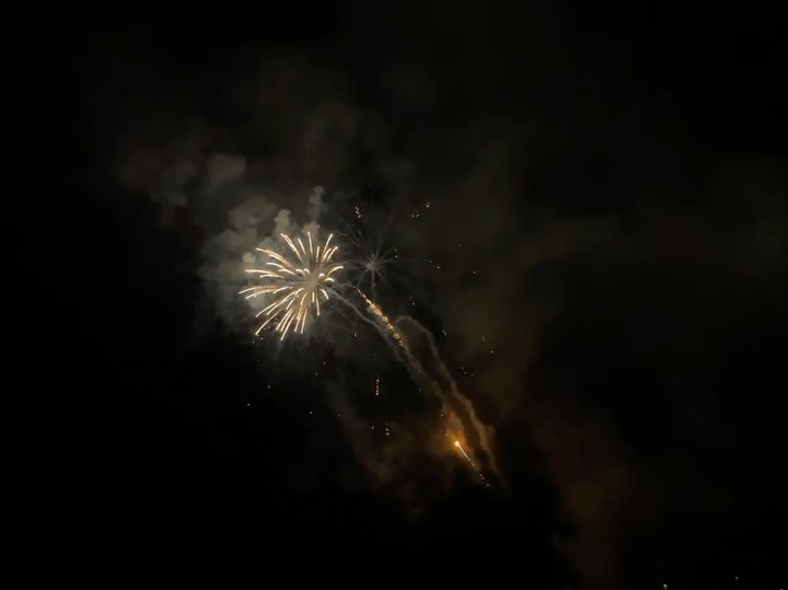 하와이 힐튼 불꽃놀이🎆 요 불꽃놀이를 매주 금욜 저녁 8시마다 한다는데 우리는 모르고 있다가.. 저녁먹고 리조트 비치 밤산책 갔다가 운좋게 명당자리 앉아서 불꽃 구경했음. 간단하지만 와이키키해변 분위기 넘 좋아 행복👍💕 

#힐튼하와이 #하와이 #hawaii #힐튼하와이안빌리지 #힐튼불꽃놀이 #힐튼하와이안빌리지불꽃놀이