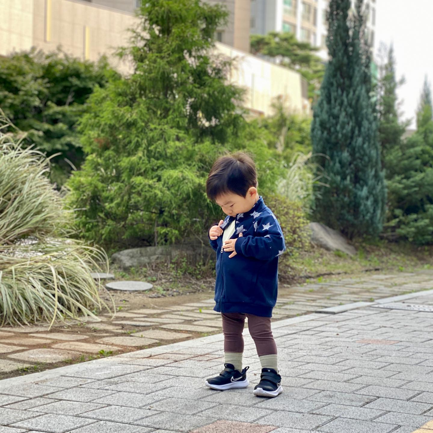 아직은 조금 귀여운 비율 🫶🏻
(4.2등신 정도)

ㅡ

등원가던 길, 
엘레베이터 문 사이틈에
깨동 손가락이 꼈다.
문 열리는 그 한 순간에 일어난 일이라
당황한 나는 열림버튼과 닫힘버튼 중 
어떤걸 눌러야할지도 모르겠고
무작정 엘베 문을 밀어서
애기 손가락을 당겨 뺐다.

너무 당황하고 놀라고
지금까지 나도 멍한 상태..

손움직임 이상이나 외상은 없어보여
일단 등원은 시켰고
애기 컨디션에 이상생기면 바로 연락달라고 했다.

[아기 안전에 있어선, 과해서 나쁠 게 하나 없다.]

안전불감증 좀 많이 있는 내게
큰 교훈이 된 오늘.
또 하나 배웠다.

찾아보니 이런 끼임 사고가 꽤 많이
일어나는 것 같았다.
엘베 버튼 스스로 누르고
문 열리는 거 재밌어하는 게 보기좋아서
내 앞에 아기를 세워둔게 화근!

이제 얄짤없이 안전교육 들어간다...
D+555, 18개월 이렇게 액땜으로 시작

#깨동엉님 #깨동18개월 
#등원룩 #엘베손끼임 #안전사고예방
