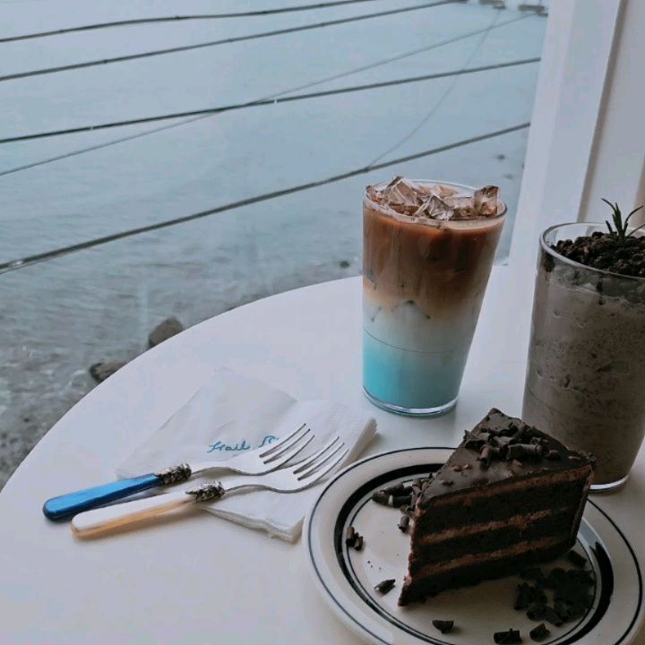 𝓮𝓾𝓷𝓿𝓮𝓵𝔂
#협찬 
탁 트인 남항대교 오션뷰를 볼 수 있는 카페☕
흰여울마을은 주차하기 정말 힘든데
유일하게 주차 가능한 카페가 여기 있어요!!
바로 𝓱𝓪𝓲𝓵_𝓵𝓮 ☺︎

*⁀➷ ♥
헤일르카페는
1층은 흰여울길과 연결되어 있어 
테이크아웃해서 산책하시는 분들이 많았어용 ◡̈
(인싸사진찍는 자리가 비치되어 있어서 바로 찰칵📷)
2층은 통창으로 되어있어 채광은 물론 푸른 바다를 한눈에 🤍
바다멍 or 물 멍하기 딱 좋은 자리👍🏻
3층은 루프탑인데
시원한 바닷바람 쐬면서 여유롭게 커피 마시고 싶었지만 
바람이 너무 차가워서 패스한게 함정ㅋㅋ

⤜♡⤞
우리의 픽한 메뉴는
헤일르의 시그니처 메뉴인 
바다를 품은듯한 °오션라떼와
진짜 화분 같아서 순간 멈칫했던 °쿠앤크 화분프라페
그리고 달디달디단 °쇼콜라 로쉐 케이크
(진짜 선택 너무 너무 잘한 나 칭찬해ㆅㆅ)

해질 때쯤 가서 그런지 바람이 좀 불어서 
소프트아이스크림을 못먹고 온 게 아쉬운 ㅠㅠ
날씨 좋은날 루프탑 가서 아이스크림 꼭 먹으러 가야겠어요ㅎㅎ

⊶⊷⊶⊷⊶⊷⋆⊶⊷⊶⊷⊶
⋆주소
 부산광역시 영도구 흰여울길 127 헤일르
⋆전화 
0507-1484-0994
⋆영업시간
10:00-19:30 (라스트오더 18:30)
토,일은 20:30 (라스트오더 19:30)
⋆주차가능
절영로 212 금성교회 주차장 
(매장 이용 시 음료 1잔당 1000원 할인)
 단,아이스크림은 제외!

tip. 반려동물 동반시 루프탑에서만 이용가능
 
⋆𝑷𝒓𝒊𝒄𝒆
오션라떼 ₩6.500
쿠앤크 화분프라페₩6.800
쇼콜라 로쉐 케이크 ₩7.500

#부산 #헤일르 #영도카페 #영도구카페 #영도디저트카페 #영도데이트 #영도대형카페 #흰여울문화마을카페 #흰여울문화마을디저트 #흰여울문화마을데이트 #영도구가볼만한곳 #영선동카페 #영선동데이트 #부산영도카페 #부산흰여울문화마을카페 #먹스타그램 #카페추천 #카페스타그램