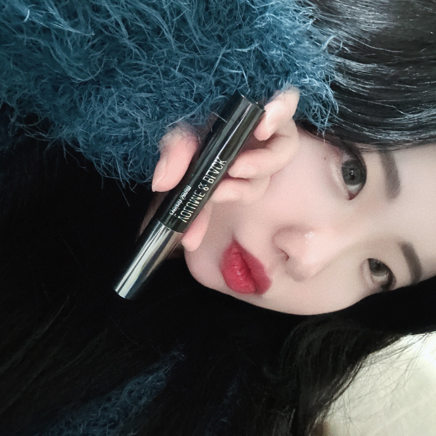 #협찬 <#맥스클리닉> 볼륨 앤 블랙 아이래쉬 세럼
단 1회 사용해도 속눈썹 입체볼륨을 느낄 수 있는 속눈썹 영양제예요!
100% 자연유래 숯가루 함유로 또렷하고 풍성한 눈매를 연출할 수 있어요🖤

고영양&고농축으로 마스카라 한 것처럼 3초만에 픽싱! ✨
눈물과 가장 유사한 pH 7.0으로 눈 예민한 저에게도 눈시림이 없었어요‼️

영양공급 + 윤기강화 + 뿌리보호 + 모근케어를 한번에!
펩타이트 + 판테놀 + 비오틴 + 베지터블 단백질 + 실크 아미노산 등
모발을 건강하게 케어하는 핵심 성분이 풍부한 영양을 부여해 줘요.

슬림 마스카라 브러쉬로 눈 앞머리부터 꼬리까지 고르게 발리면서
속눈썹 위아래를 입체적으로 올려주어 마스카라한 것 같은 컬링이 가능해요!

마스카라 지우는 거 세상 제일 귀찮았는데 이제 너무 편하게 화장한답니다 ᩚ 

#멀티속눈썹영양제 #볼륨앤블랙아이래쉬세럼 #입체볼륨 #속눈썹세럼 #3초픽싱 #속눈썹영양제 #화장품추천 #eyemakeup #cosmetics #eyelash #화장품 #마스카라 #마스카라추천 #속눈썹영양제추천