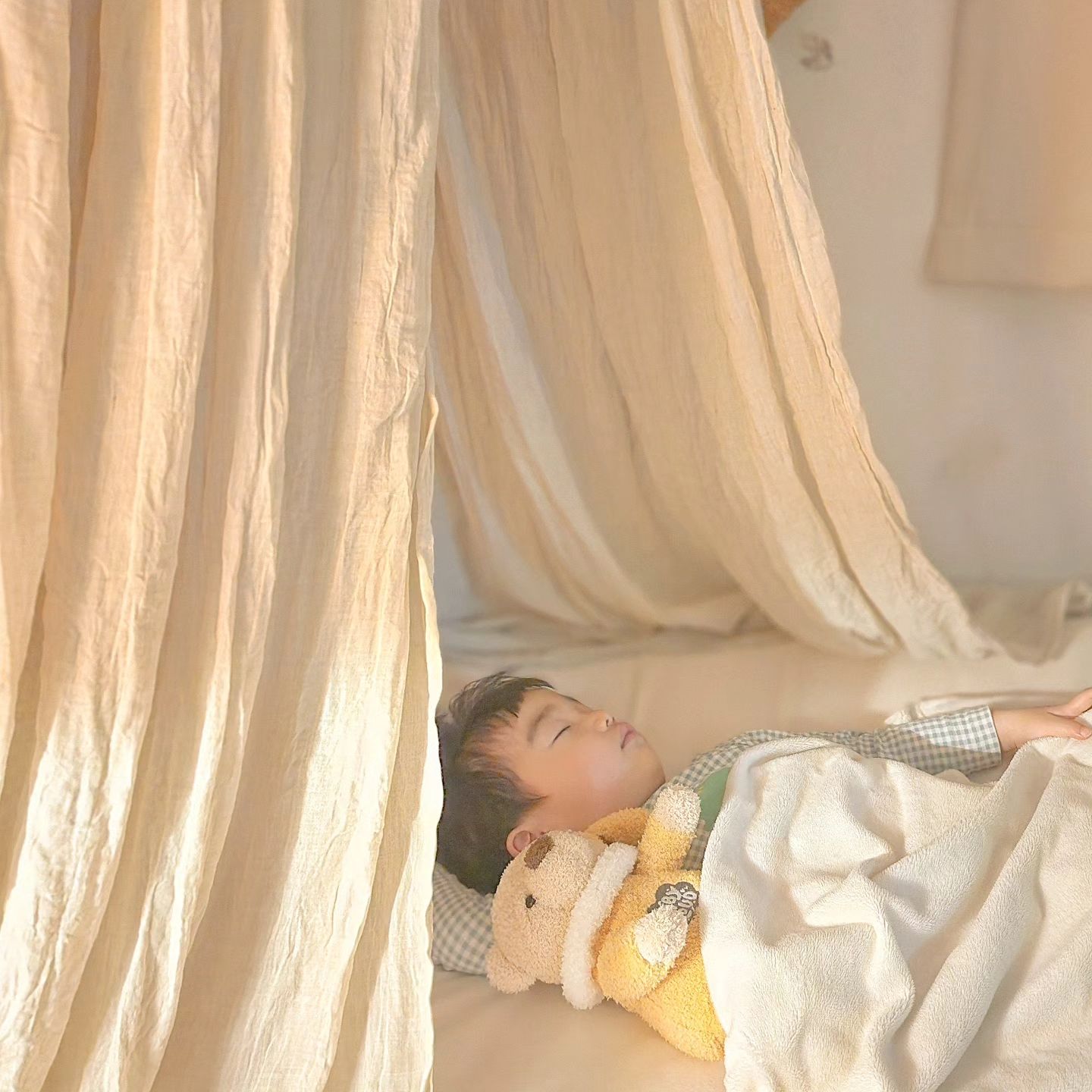 #제품제공 babycloud_official #이벤트당첨 

베이비클라우드 베어애착인형과 함께하는 지안&모준 하루🐻

베어인형 보자마자..너무 소중하게 여기며 뽀뽀해주고
집에왓다며 옷이랑 신발도 벗기는 모준이와 지안이🤎

그무엇보다,
요즘.본인이 "나는 의사야"
평소 지모맘파파와 지안이에게 입벌려보라고ㅎㅎ 
가슴.등을 검사해주거든요?ㅋㅋㅋ

베어인형에게도,입.코.가슴.등을 검사해요😆

어느날부터 갑자기 하는 역활놀이길래..
베어인형도 동참중 입니다.ㅋㅋㅋㅋ
갑자기 쿠키도 먹어주고..약도 줍니다🤎

지안이와 모준이가 둘이 손잡고 산책도 자주하는데 
베어인형도 가운데서 한쪽씩 
지안이랑 모준이 손잡는건 모죠ㅋㅋㅋㅋㅋ

잠잘때도 안고자며 하루를 마무리..🤎

베이비클라우드 베어인형이 신발.옷도 벗길 수 있어서 
지모둥이가 너무 재밌어해요.
옷 입히는건 하다가 안되면 짜증도 부리지만.
살짝 쿵 엄마도움도 받구요!

영유아 완구인증도 받은 안전한 제품에
수면양말을 사용하는 면소재로 너무 부드러운 
베이비클라우드 베어인형🐻🤎

그무엇보다..너무 기여워서 
지모둥이 방에 두니까..지모맘 마음에도 쏙들어요🤎