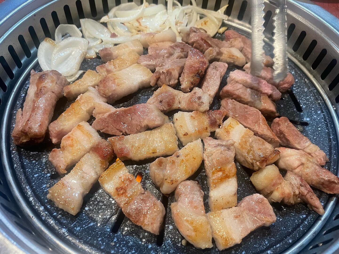신입이 어릴때 자주가던 군포역앞 목살집~!
진짜 넘 오랜만에 가봤는데
장소만 옆으로 살짝 이동했을뿐 고기맛은 그대로~
내가 지금 19년째 회사 다니고 있으니까 와 여기도 세월이~
오랜만에 추억도 돋고 고기도 맛나고 캬😍
사장님도 고기도 그대로다! 도톰한 고기위에 소금 솔솔 뿌려 지글지글 구워서 좋은사람들과 술한잔 기울이며 맛있는 저녁 크 ㅋㅋㅋㅋ
예전과 달라진건 구워먹는 치즈 있었나?!
뼈삼겹도 예술이고 차돌박이 된장찌개도 예술이다
#군포역고기집 #군포역앞 #군포목살집 #군포골목집 이름이 골목집이었군ㅋㅋㅋㅋ 맨날 목살집 가자 그랬던거 같은데 아무튼 찐 맛집 #맛집