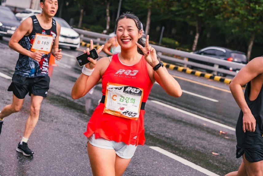 2023 JTBC 마라톤 w 93runners

100번의 풀코스 완주를 목표를 하고 있으니
매 순간 뛰는 풀코스는 즐겁게 뛰자가 유일한 목표였는데 !

이번 여름을 뜨겁게 훈련하고서 원하는 기록을 만들어낸 친구들을 보며
또 이렇게 비가 쏟아지는 중에도 친구들을 응원하러 와준 응요친구들을 보니
새삼 열심히 하고 싶다는 도전의식이 생겼습니다🩵

옆에서 좋은 자극을 만들어준 친구들 고맙고,
또 항상 응원을 아끼지 않아 주는 친구들 너무 감사해🙏🏻

응원존을 돌아서는데 눈물이 다나더라고,,,? 🥹
알구삼 친구들 뿐만 아니라 주로에서 만나 응원을 마구 해주신 분들,
사진과 영상을 담아주신 분들도 모두 감사드립니다 🥳

제일 고마운 구삼 친구들~앞으로 쭉 갑시다🫶🏻
(나 100회 완주할때 옆에서 현수막 같이 들고 뛰어줘야해?)

+ 마지막 결심 영상 시청 필수,,, ><

📸 digda._.a  stillstay 
🤳🏻 다들 너무 감사함니다 🩷🧡💙💜🩵🤍💚❤️

#런쫑세상_풀코스 #풀코스마라톤 #2023jtbc서울마라톤 #2023jtbc마라톤 #jtbc마라톤 #jtbcmarathon #풀코스마라톤 #fullmarathon#마라톤스타그램