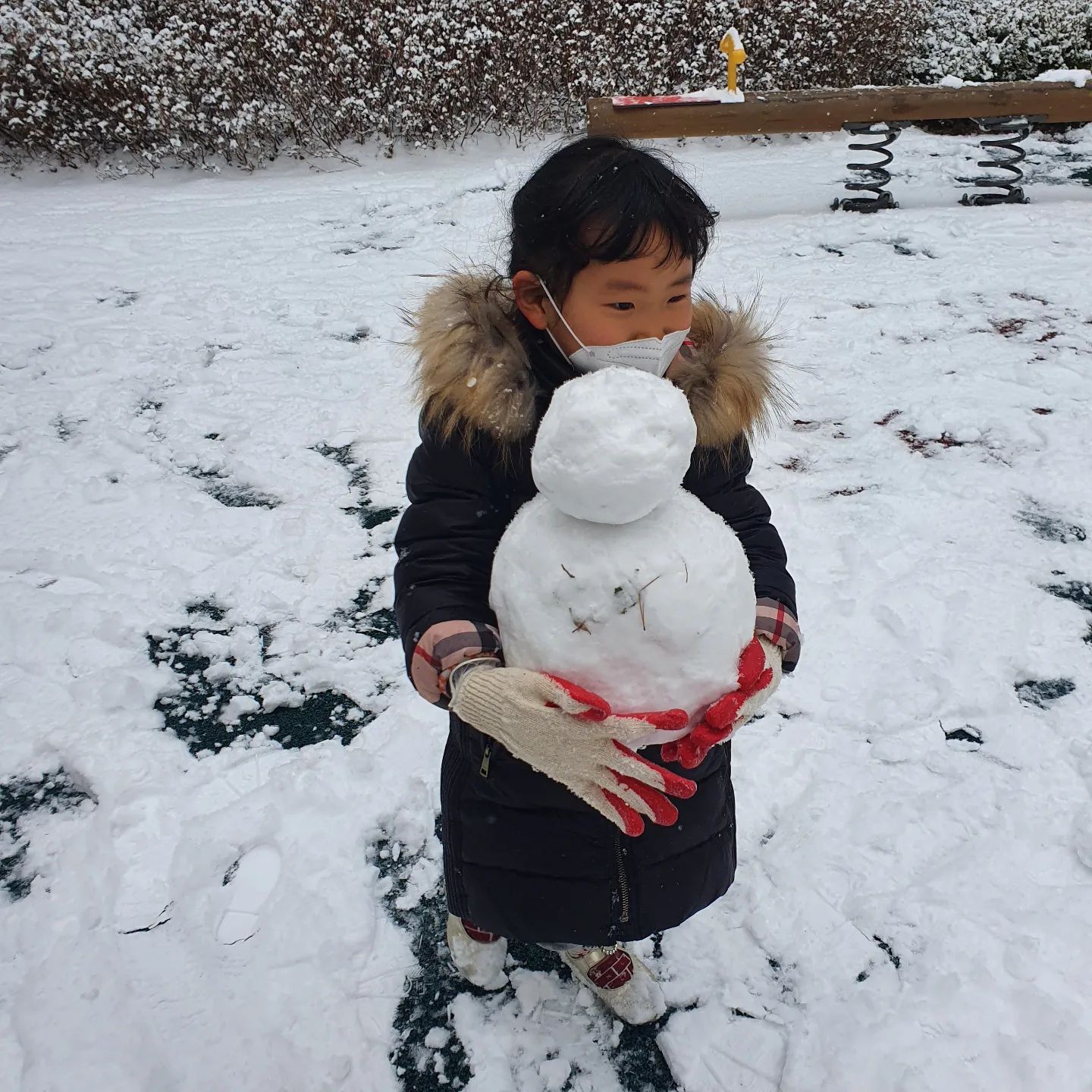 #2022년새해 #눈오는설날아침☃️❄🌨 

차례지내고 떡국먹고
눈사람만들기

막내는 손꽁꽁 얼게 고사리손으로 만든
곰돌이 눈사람 ⛄
언니오빤 엘사눈사람

#눈오니까그렇게좋니
#할머니집엔빨간페인트목장갑밖에없어요
#손시려워서절대벗으면안되는데..