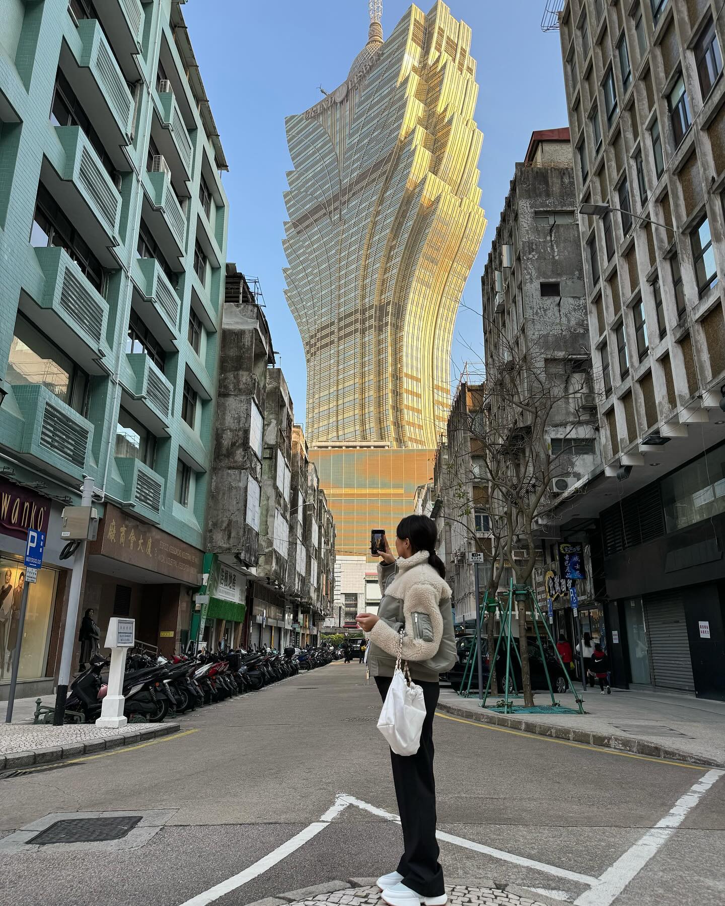 🇲🇴마카오에서 이번 태교여행 마무으리 🇲🇴

넘모 근사한 호텔들과 야경, 식사하기 조큼 불편했지만… 마지막 한끼로 마카오 여행 만족도 🆙 
+ #安德鲁蛋挞 를 대기 별로 하지 않구 먹어봐서 행복했지요오😆

그리구 댕멋진 호텔 #모르페우스 에서 #베이비문 이벤트까지🤍 뚤리 인형도 받았다용 

뚤빠랑 둘이 골골대면서 마지막까지 잘 뿌신 마카오 ㅎㅎ 잊지 못할것 같당 ➰ 
유럽 한바퀴 돌고 온 너낌이랄까! 쁘띠 유럽이 아니라 걍 유럽인거 같아유 ㅋㅋㅋ

#마카오 #마카오여행 #마카오태교여행 #태교여행 #태교여행추천 #pinyuexuan #베네치아 #파리 #런던 #品粤轩 #마카오맛집 #마카오타르트