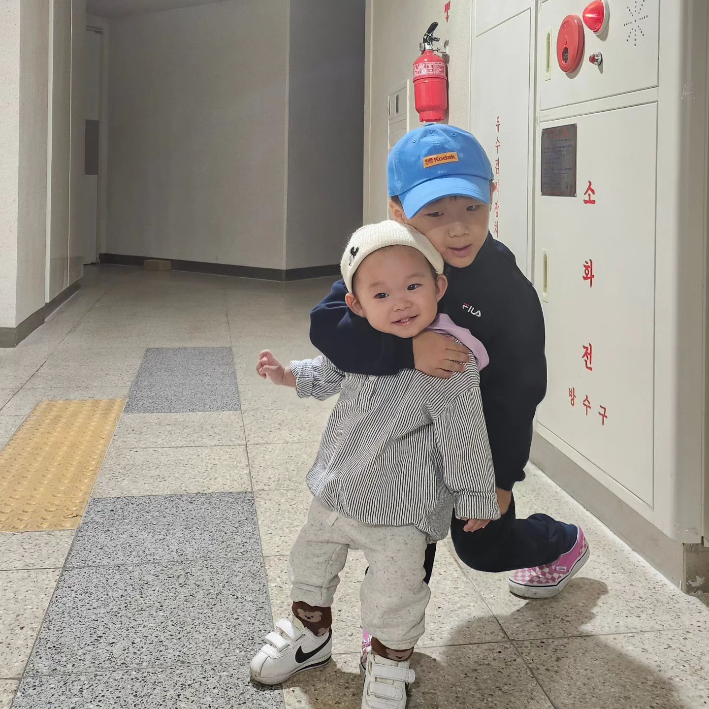 예뻐하는 중
포즈잡는중
헤드락 아님
괴롭히는거 아님